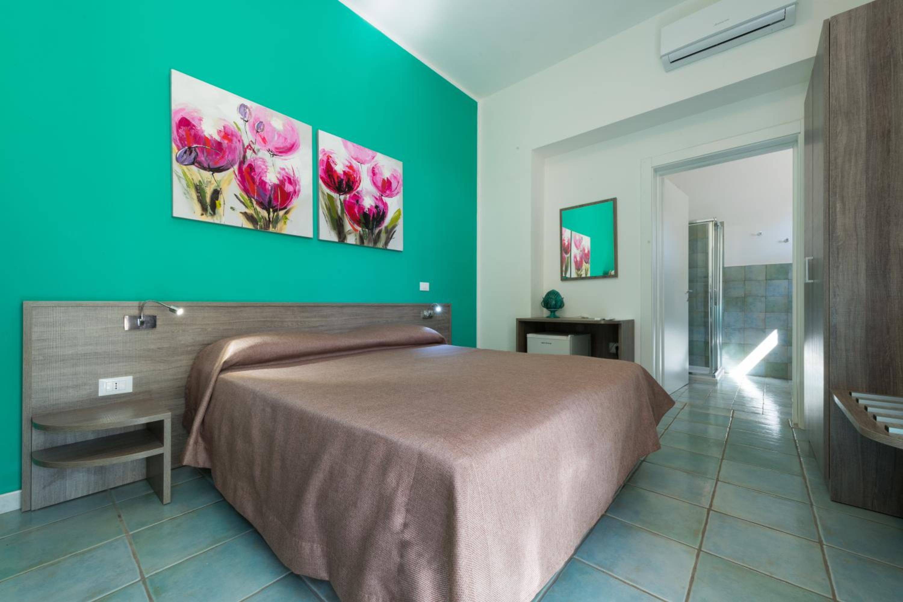 Quadruple Room with Garden View - Photo 4