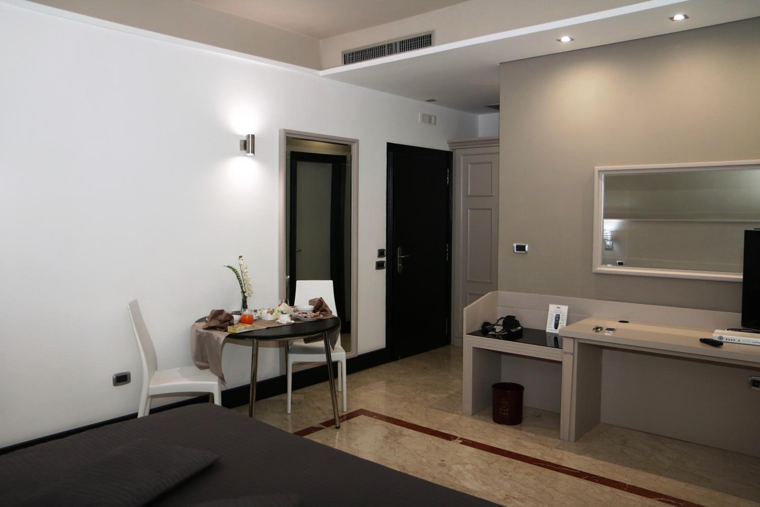 Junior Suite with Hot Tub - Photo 14