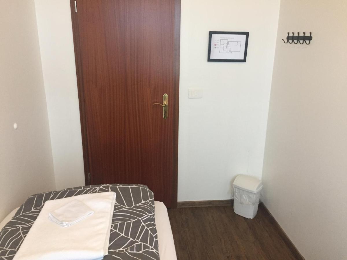Single Room with Shared Bathroom photo 2