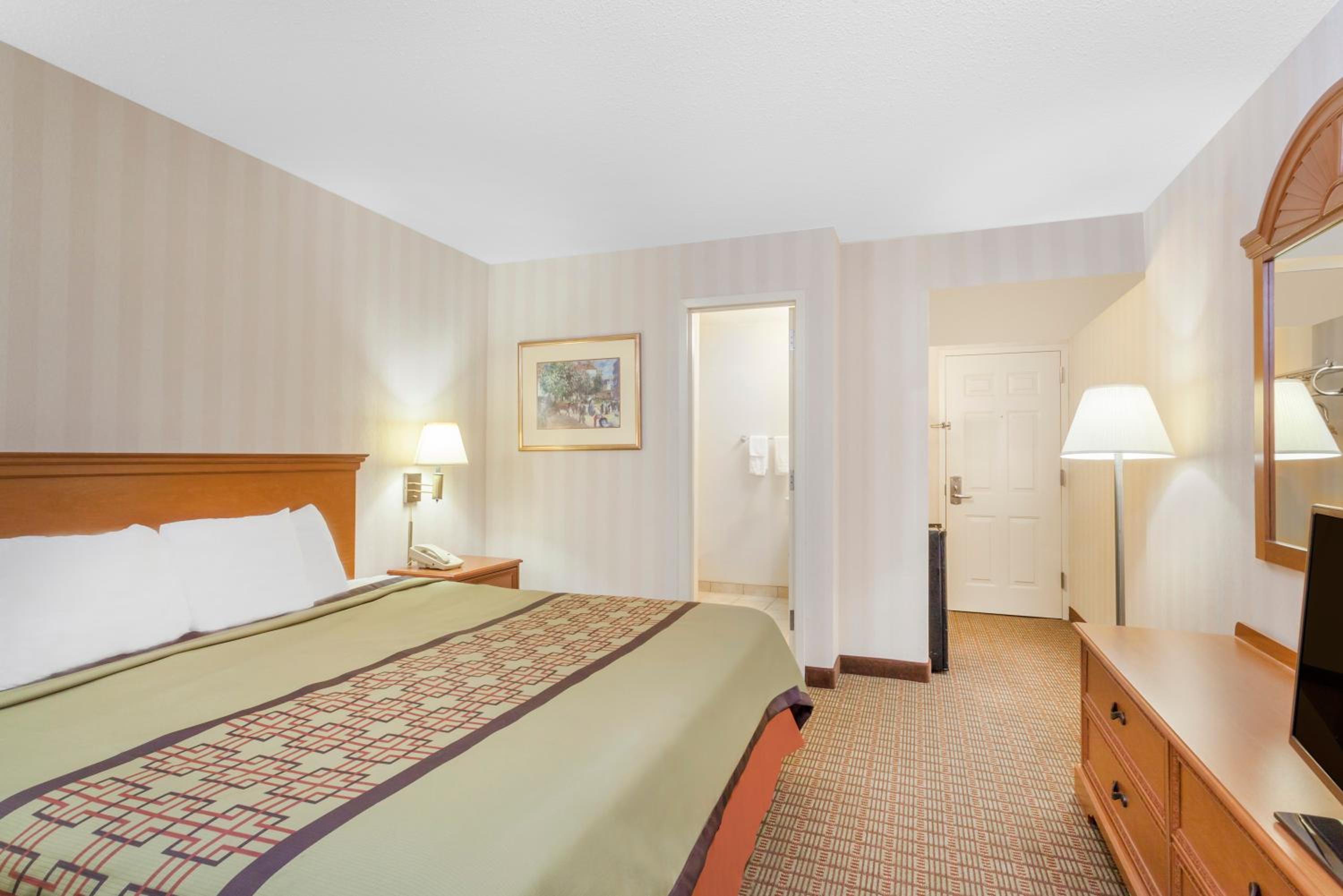 King Room - Non-Smoking - Photo 1
