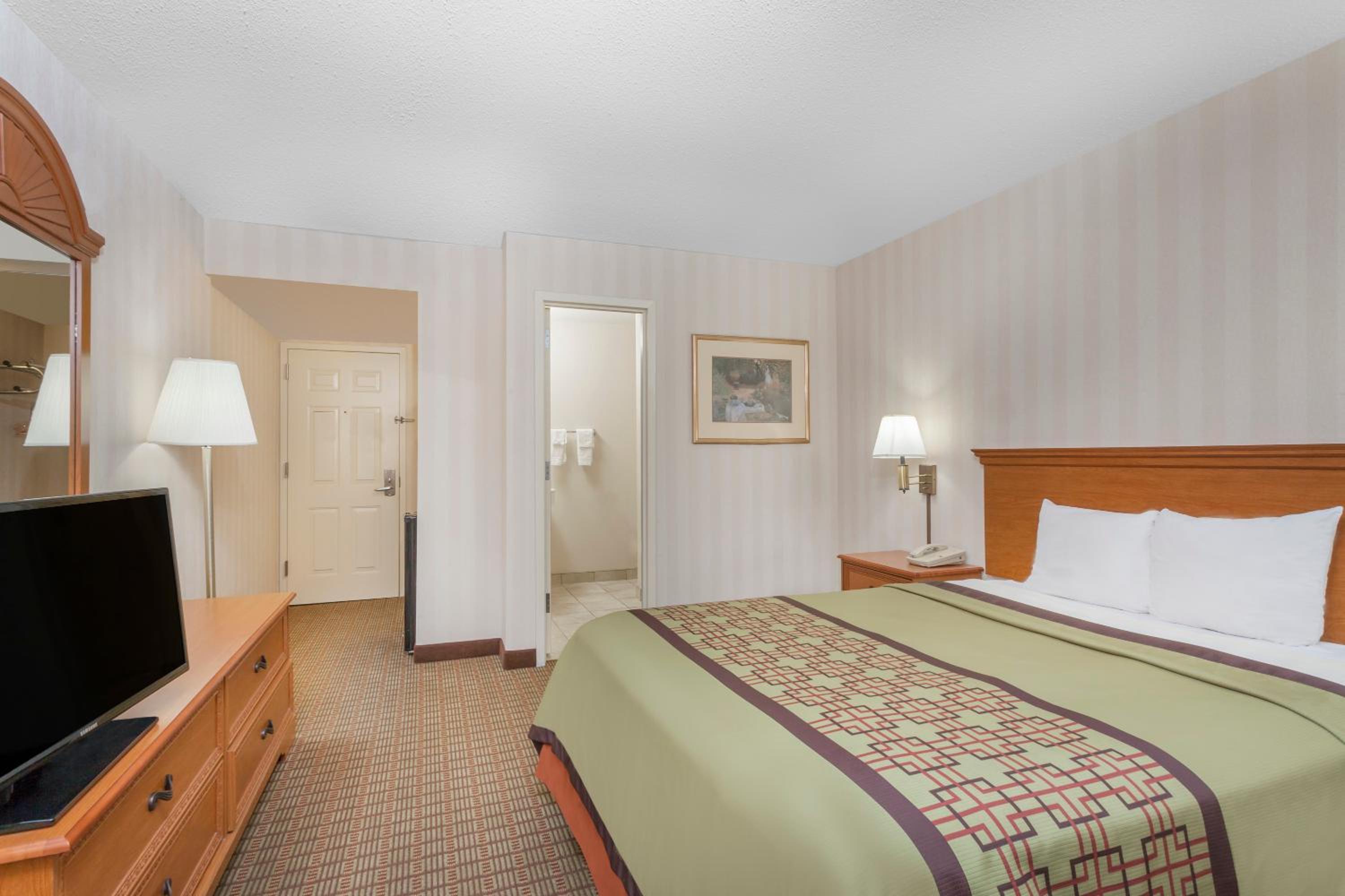 Queen Room - Non-Smoking - Photo 2
