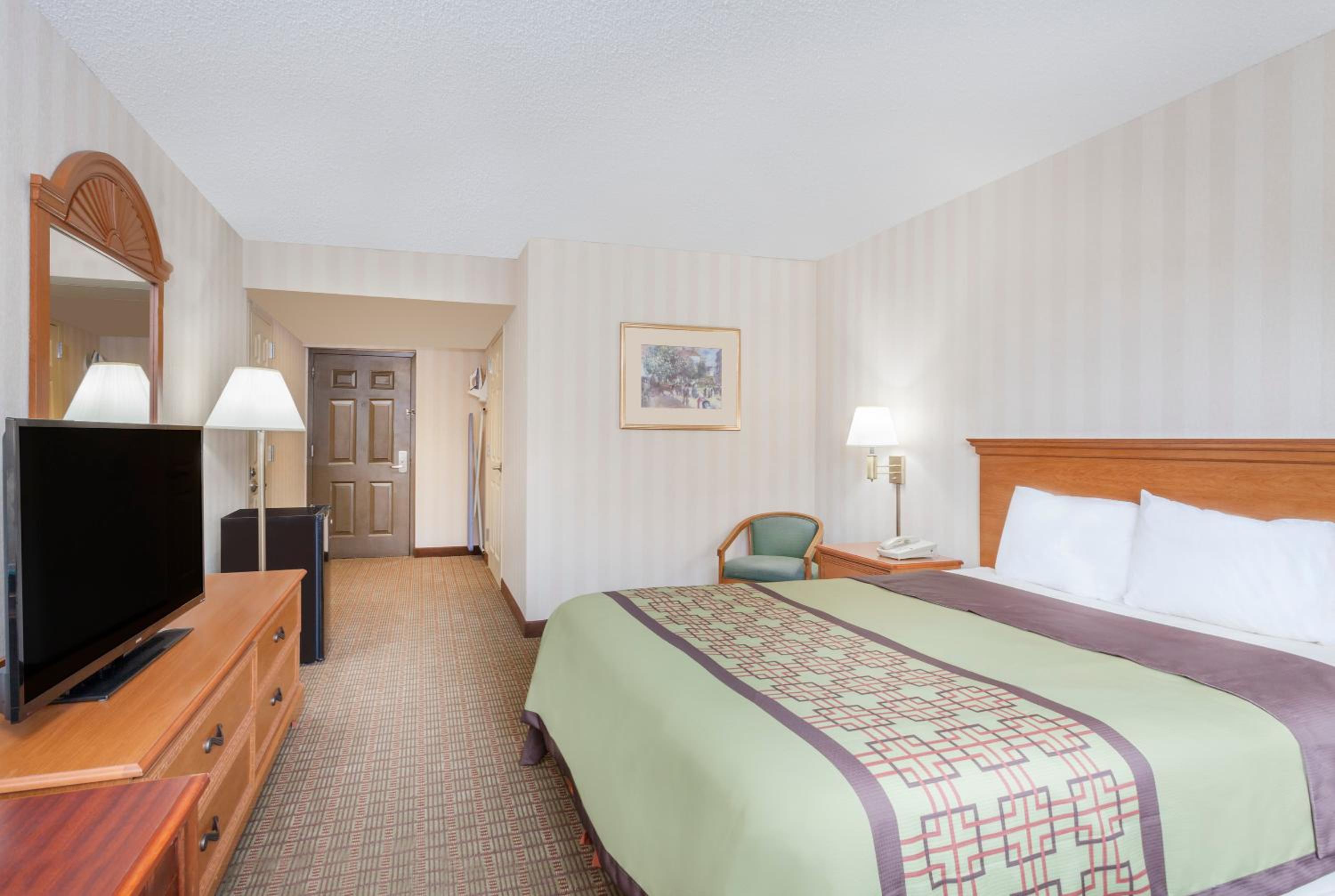 King Room - Non-Smoking - Photo 4