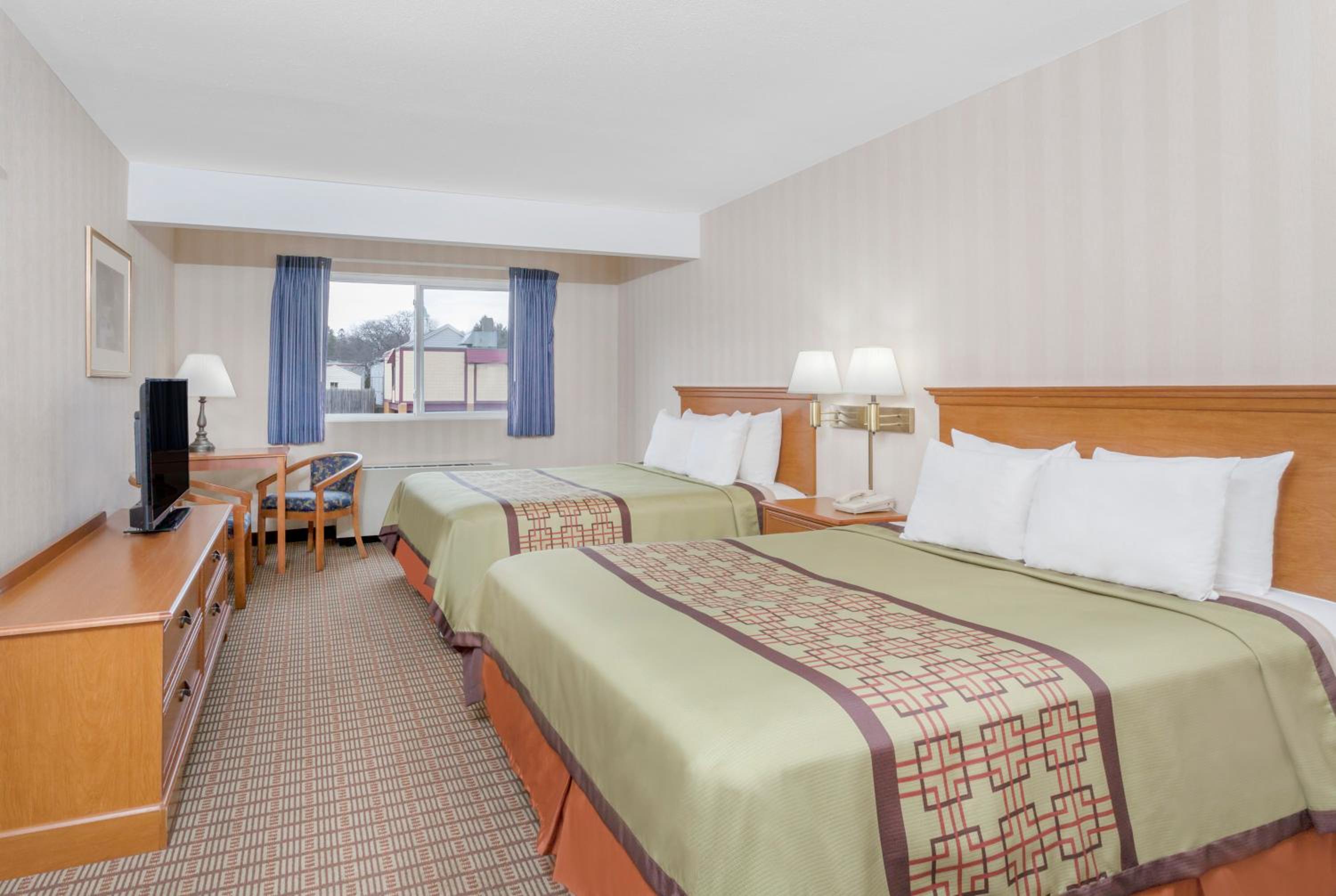 Queen Room with Two Queen Beds - Non-Smoking - Photo 2