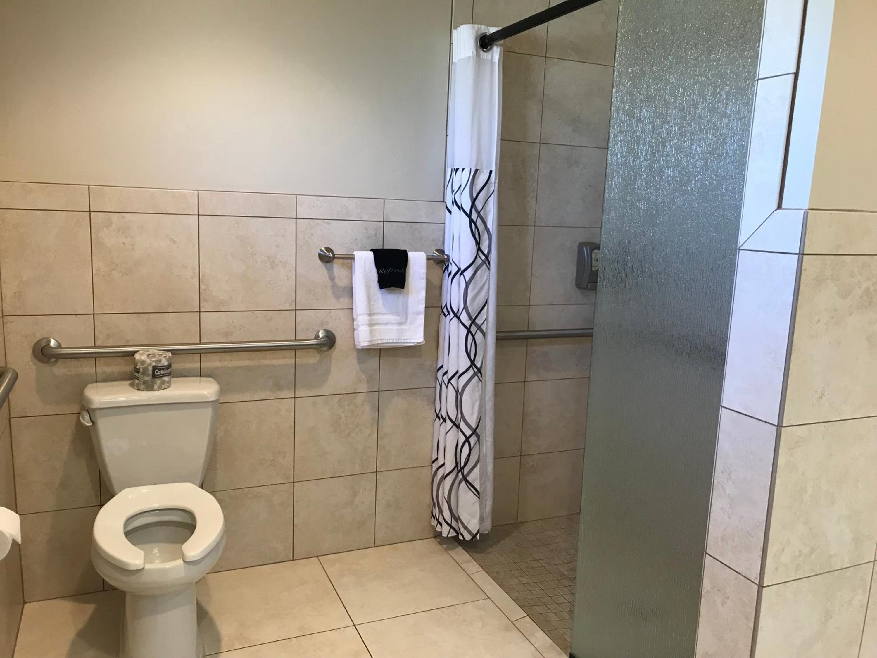 Two Queen Suite with Roll-In Shower - Non-Smoking/Disability Access photo 2