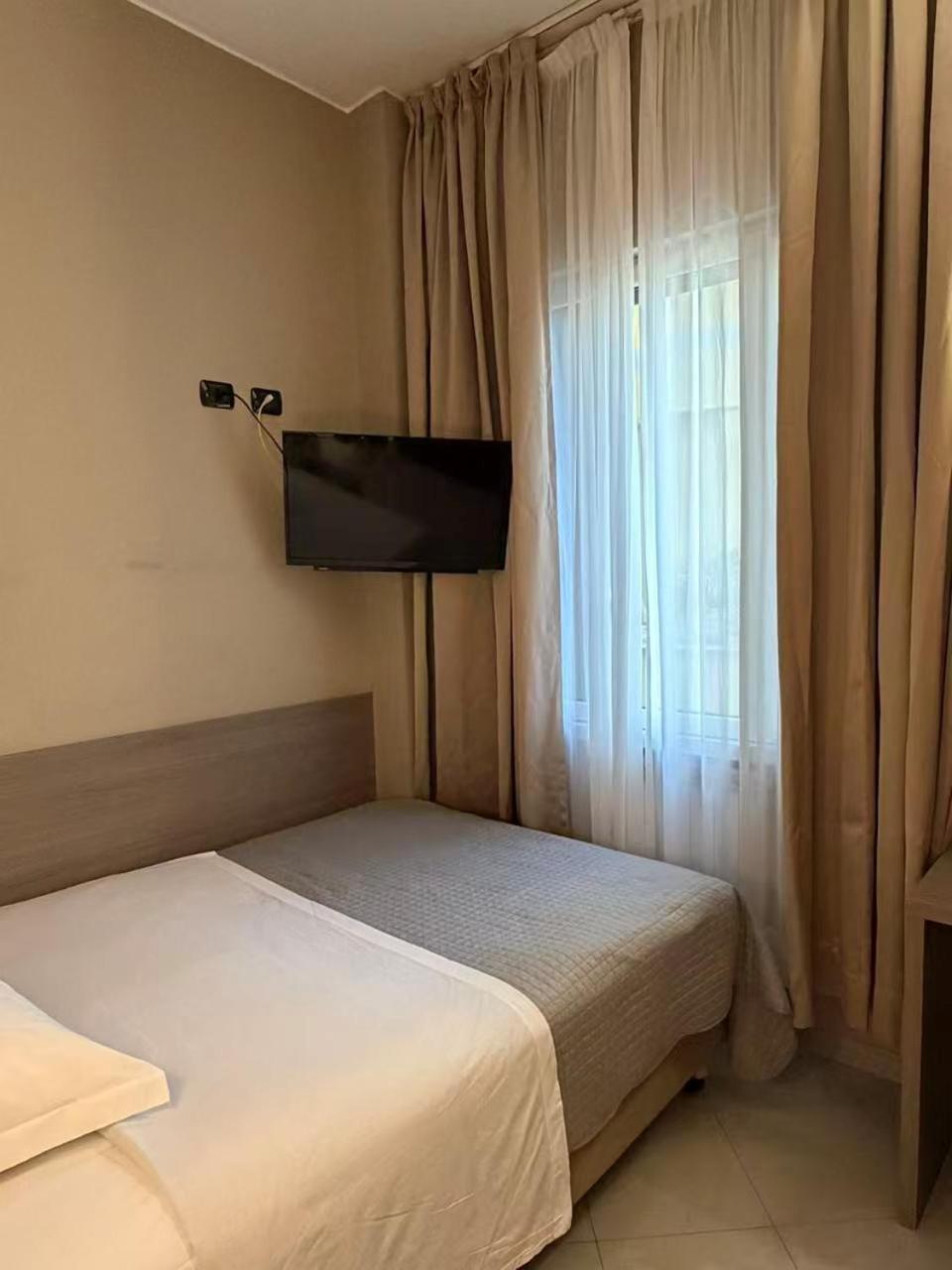 Deluxe Single Room with Balcony thumbnail 5