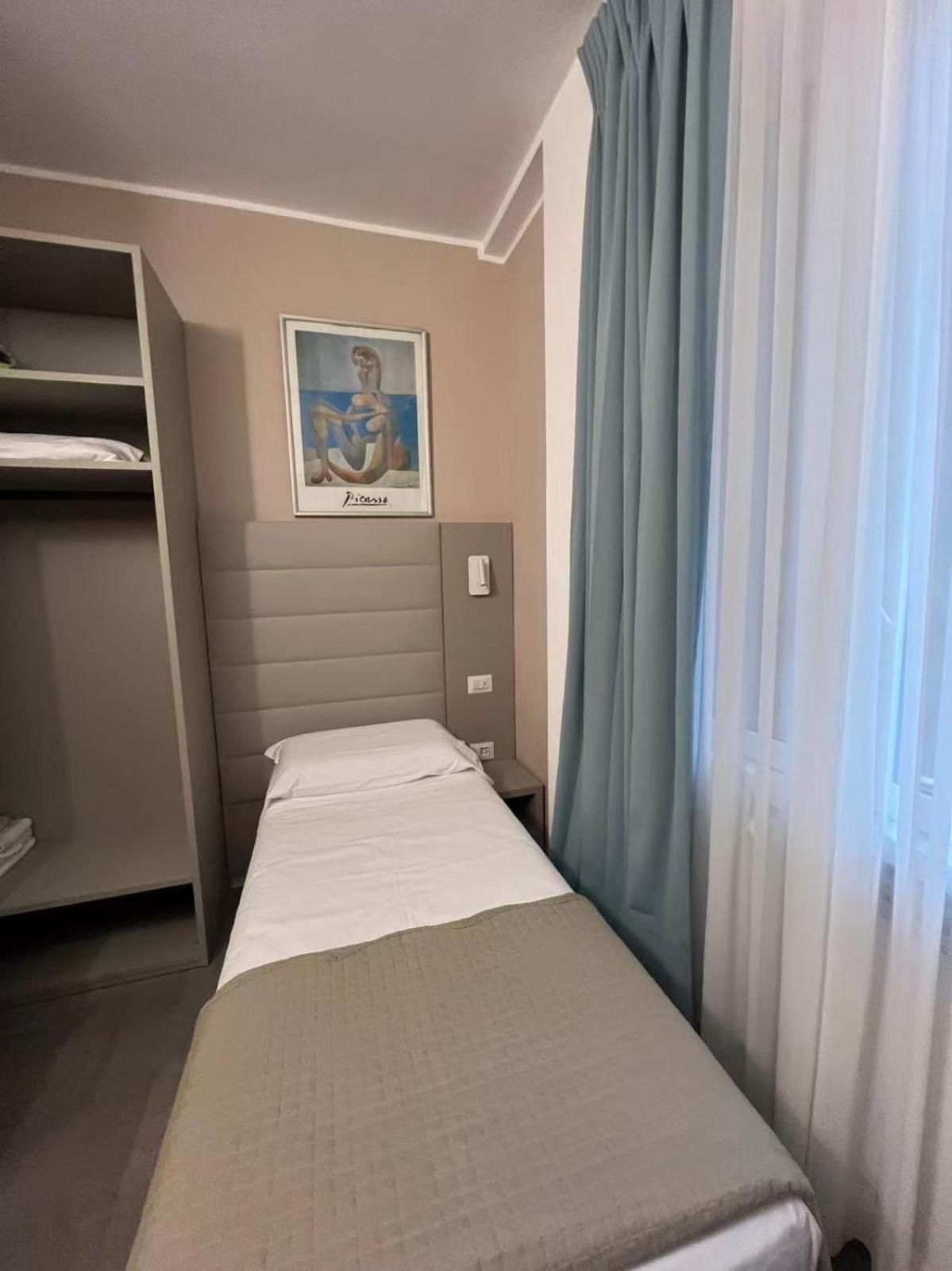 Single Room with Balcony thumbnail 5