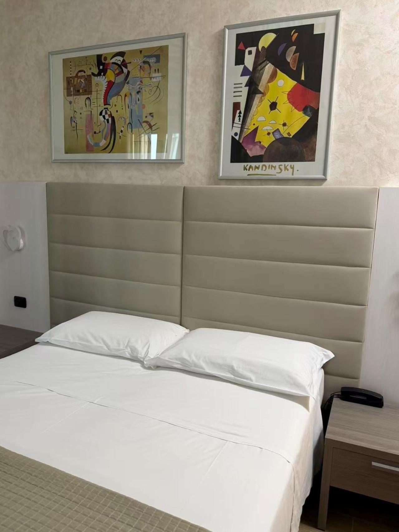 Deluxe Double or Twin Room with Balcony thumbnail 5