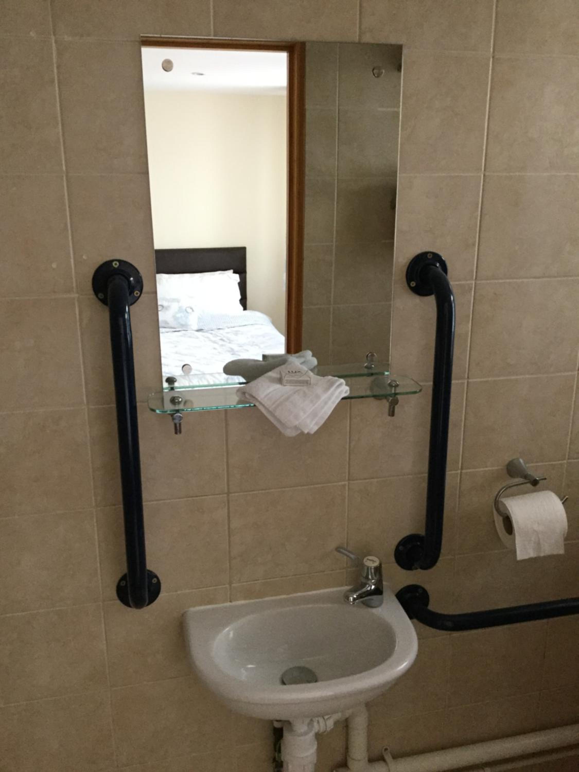 Twin Room - Disability Access photo 3