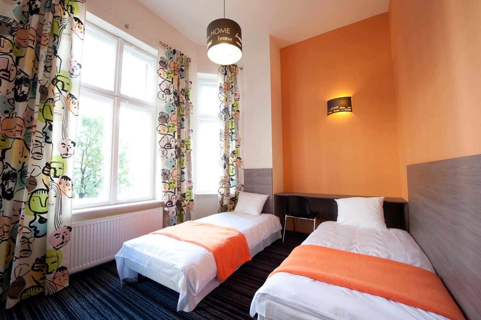 Twin Room with Private Bathroom - Photo 8