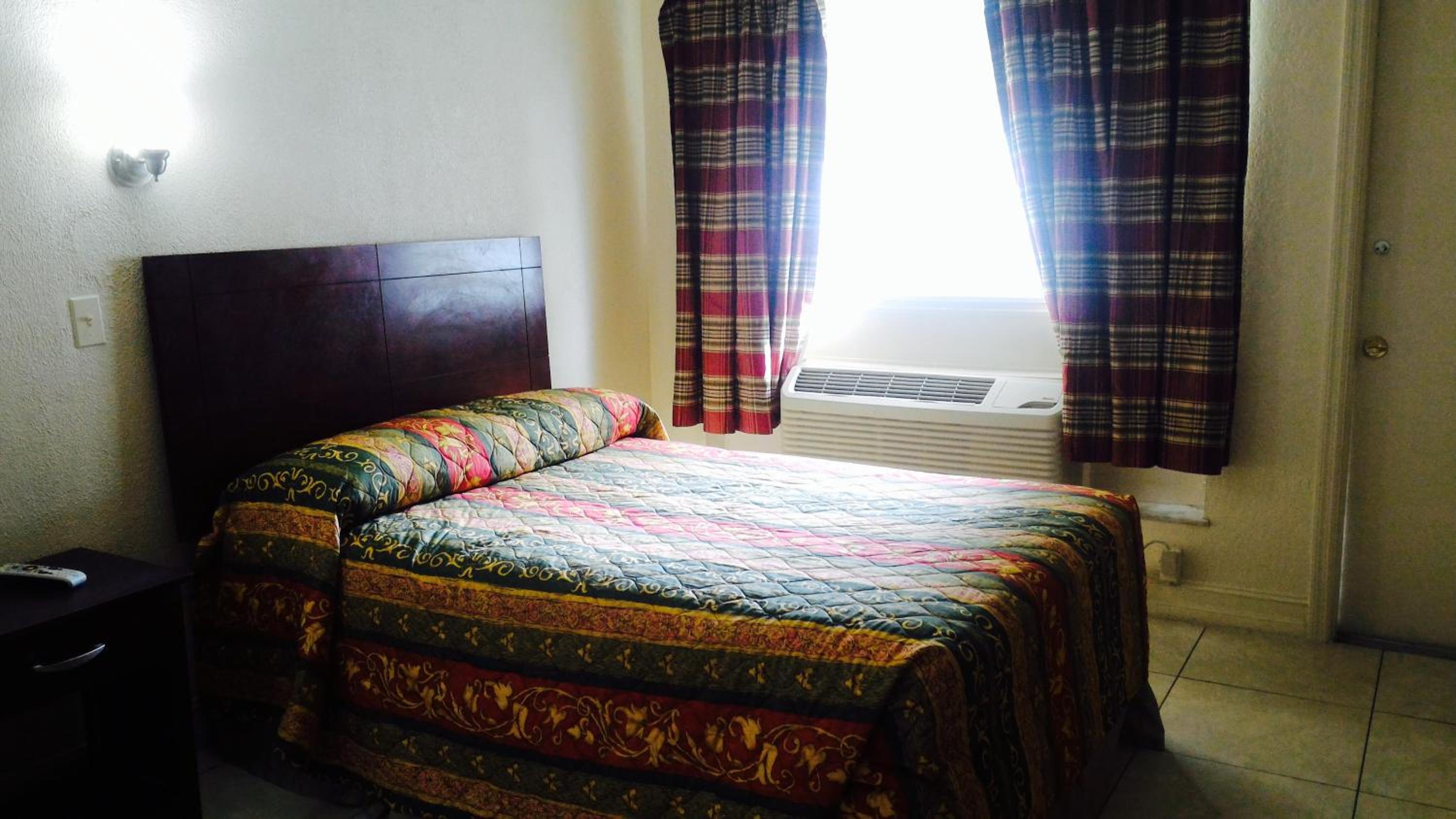 Budget Double Room - Photo 7