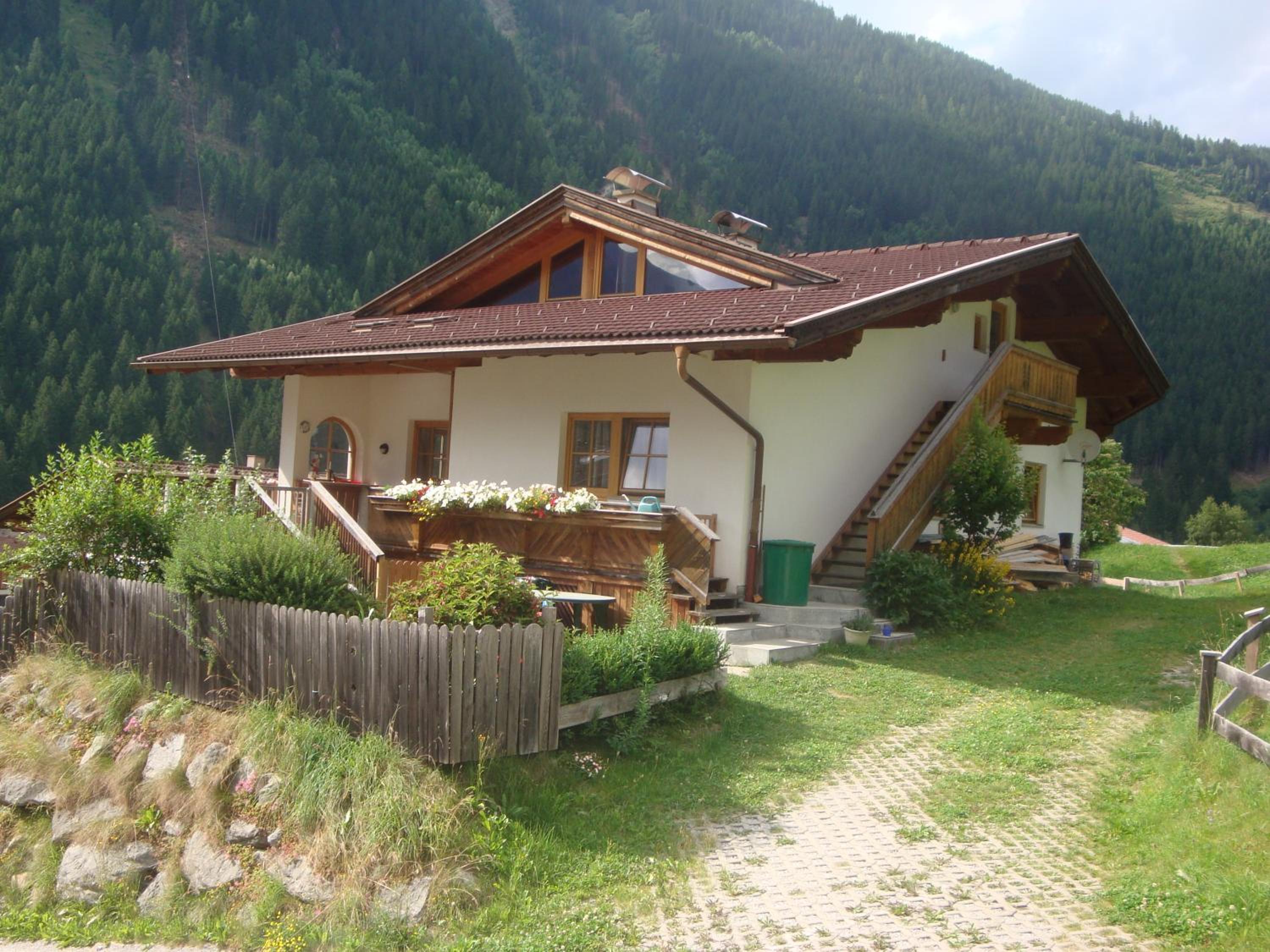 Three-Bedroom Apartment with Balcony photo 3