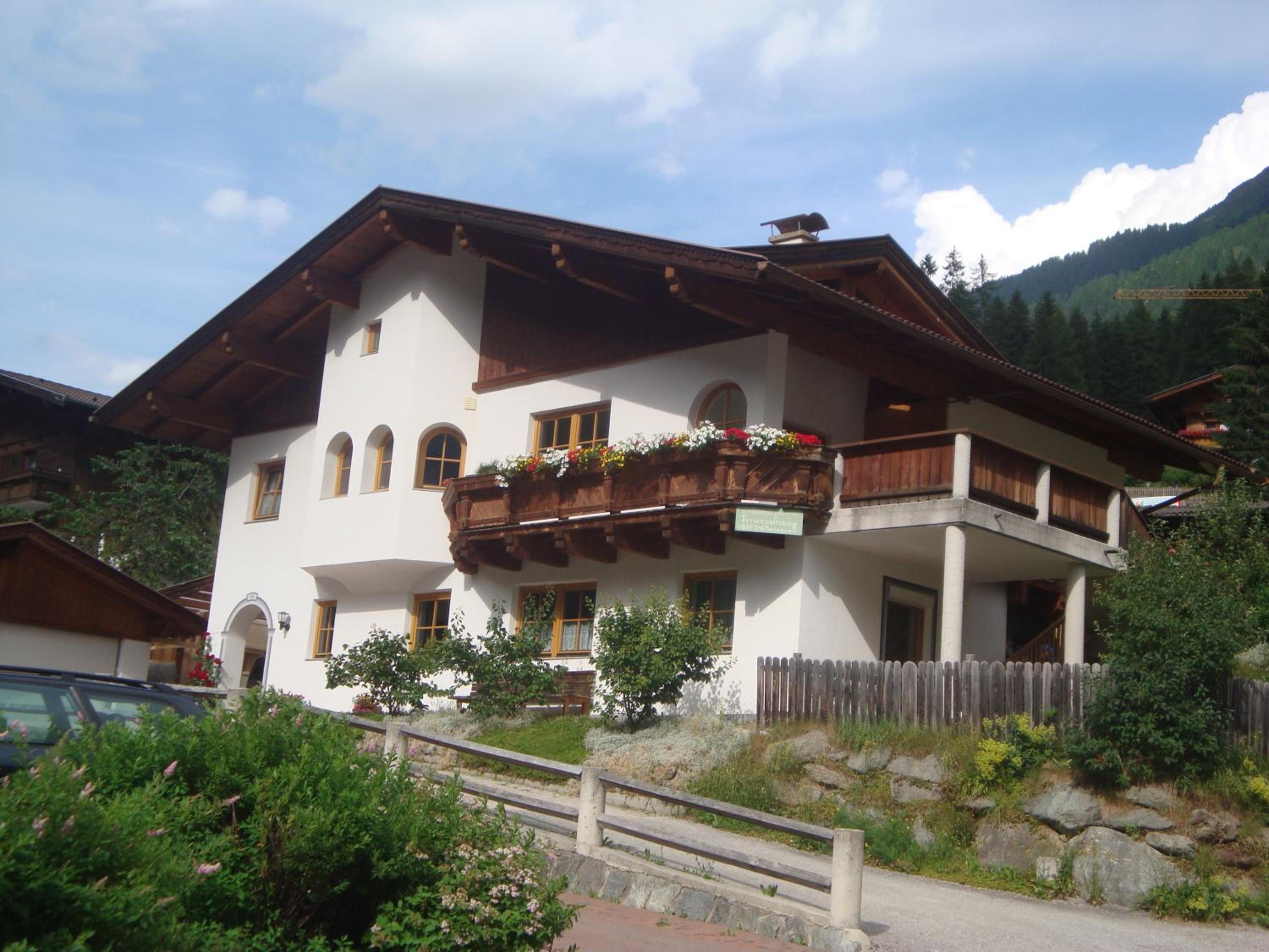Three-Bedroom Apartment with Balcony photo 2