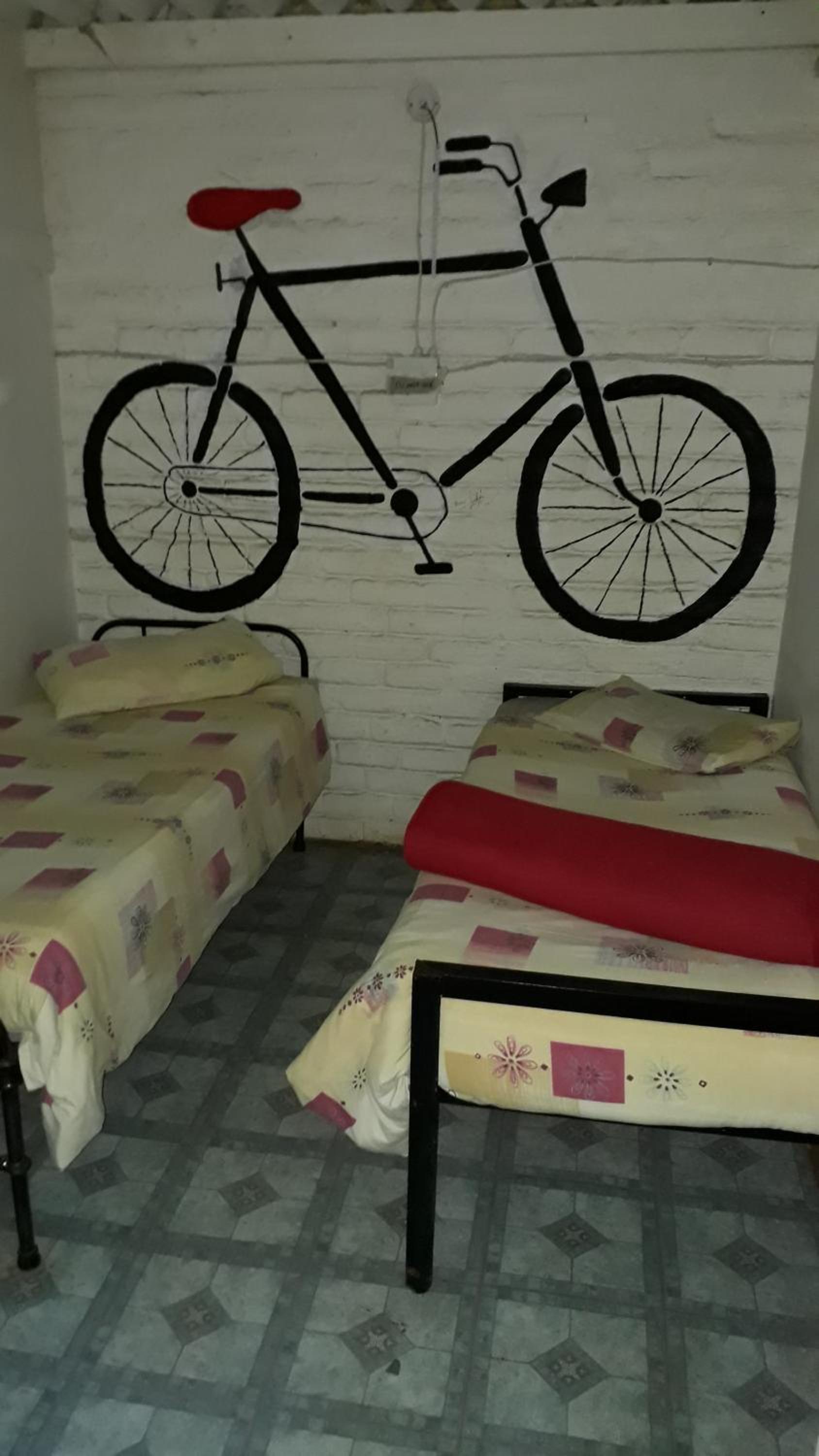 Budget Twin Room - Photo 3