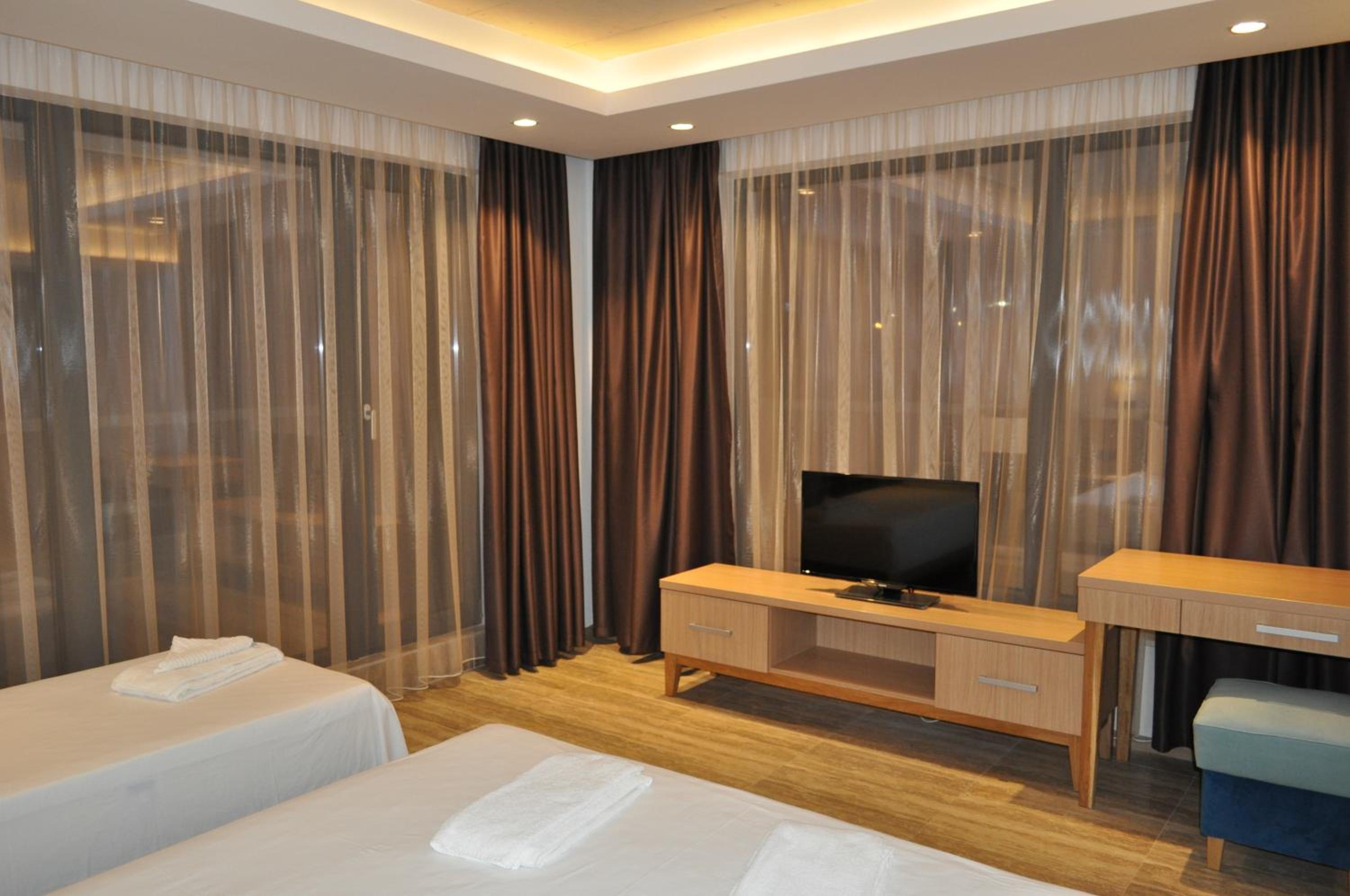 Standard Triple Room with Balcony and Sea View - Photo 13
