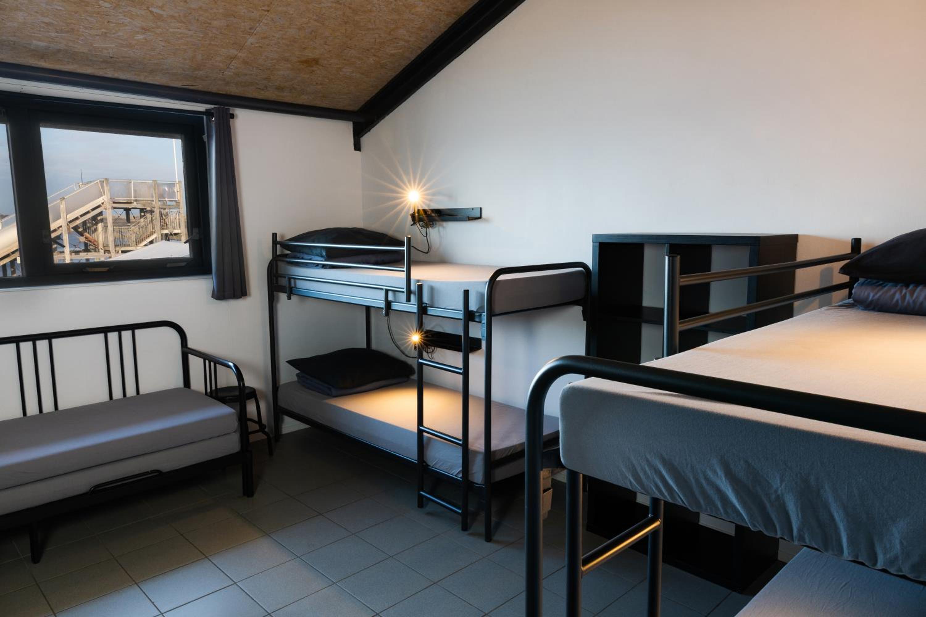 4-person room with 4 bunk beds