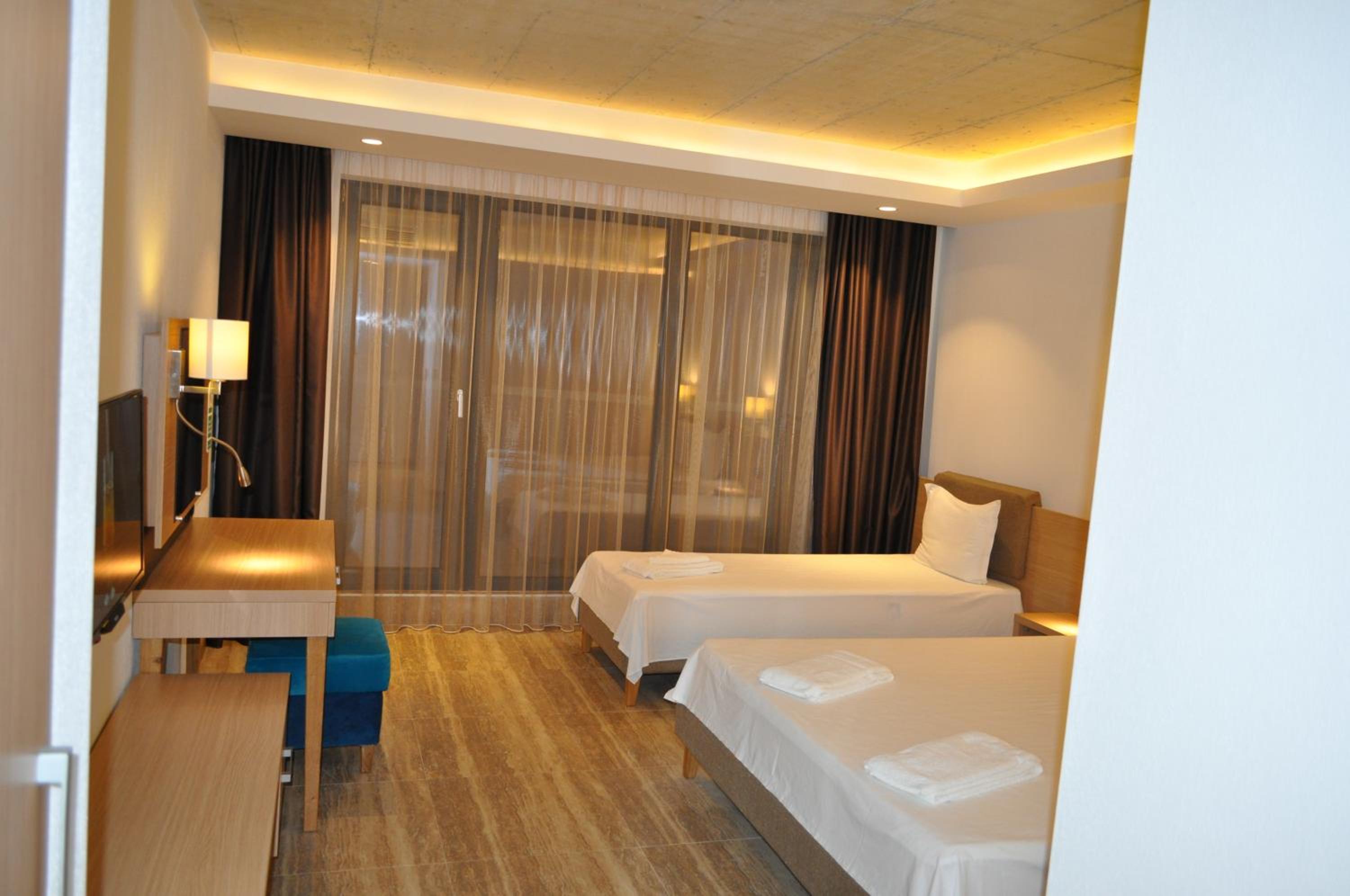 Standard Triple Room with Balcony and Sea View - Photo 12