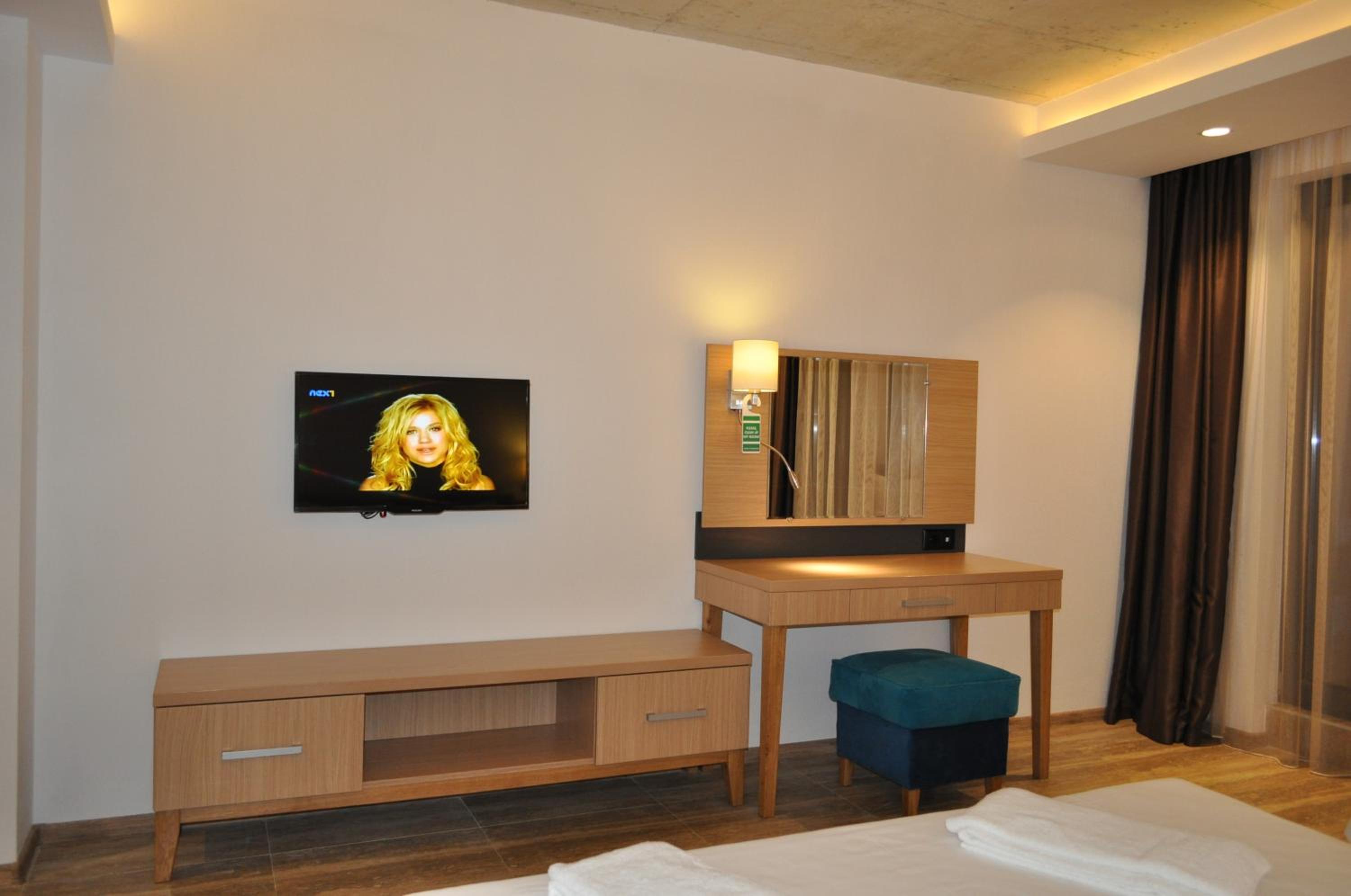 Standard Triple Room with Balcony and Sea View - Photo 11