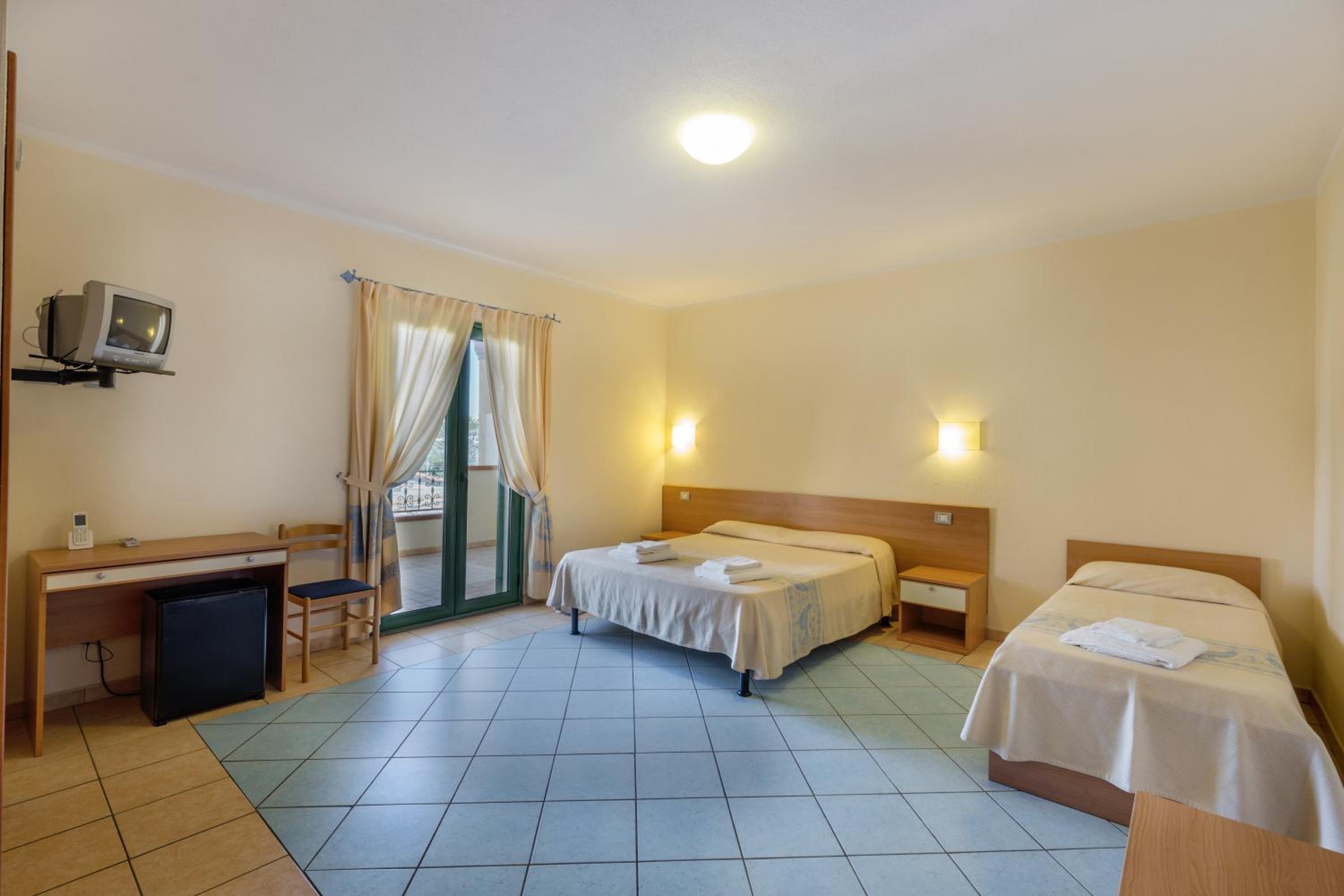 Quadruple Room - Photo 1