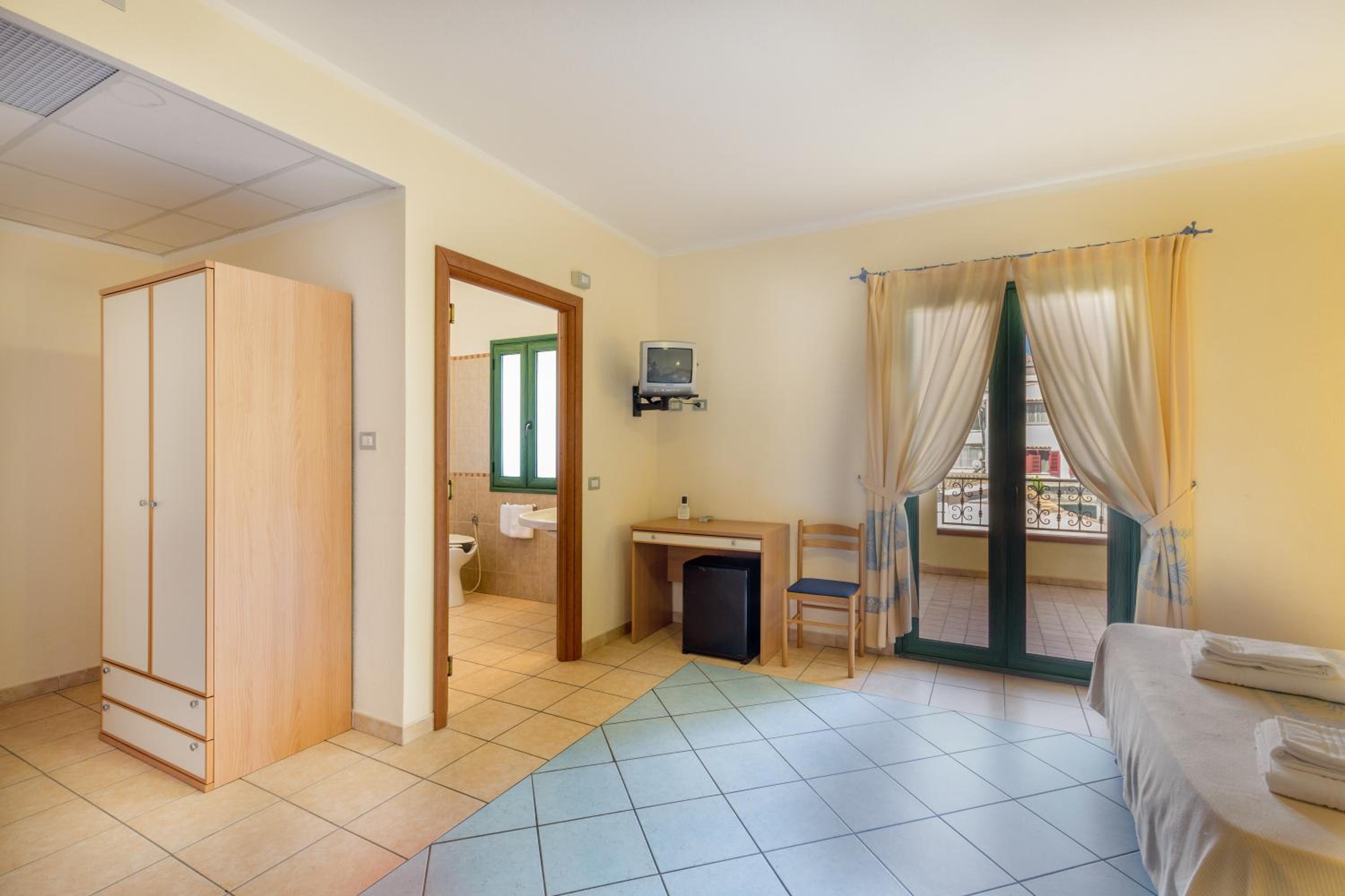 Quadruple Room - Photo 2