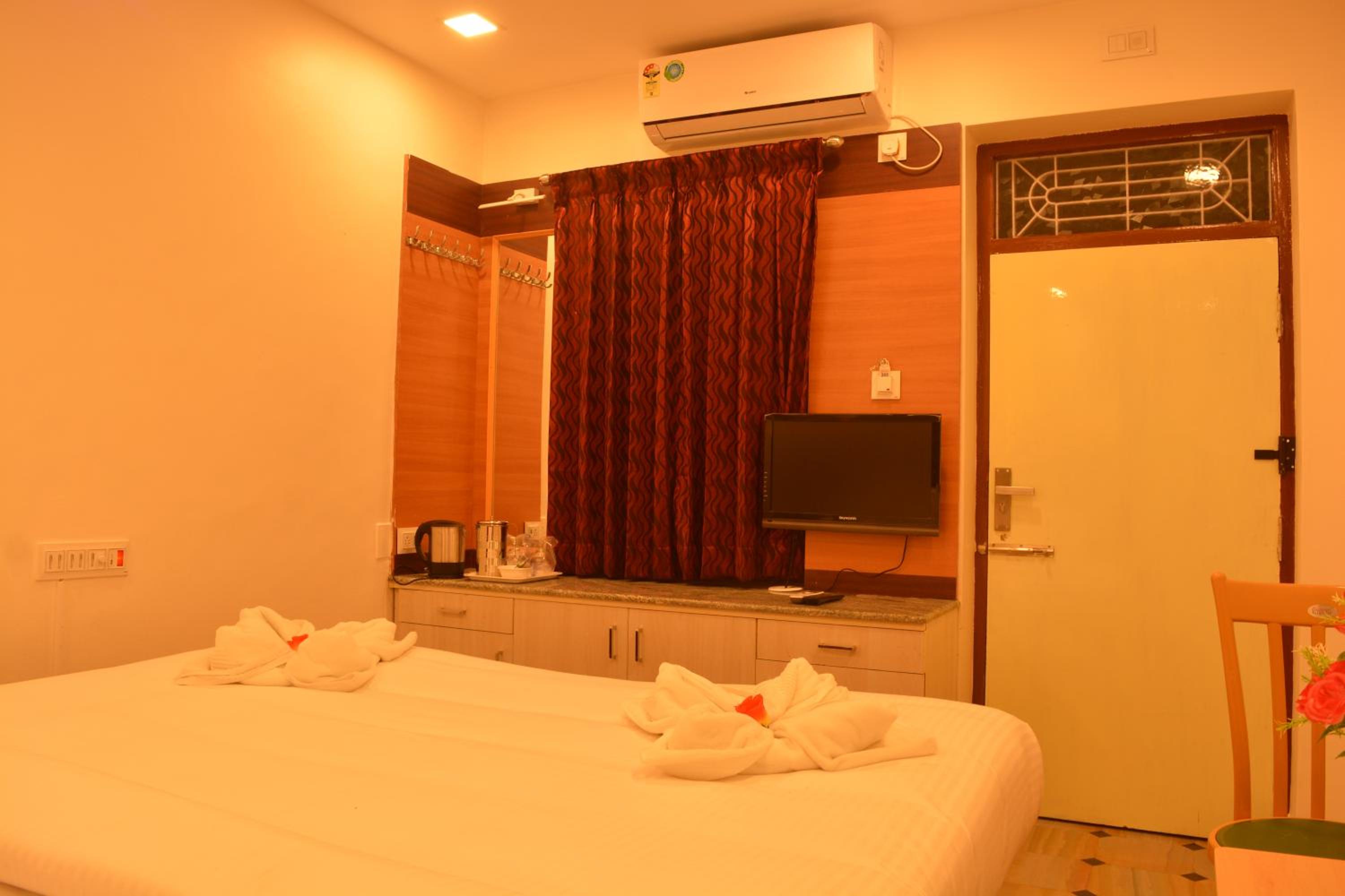Deluxe Double Room (2 Adults + 1 Child) photo 3