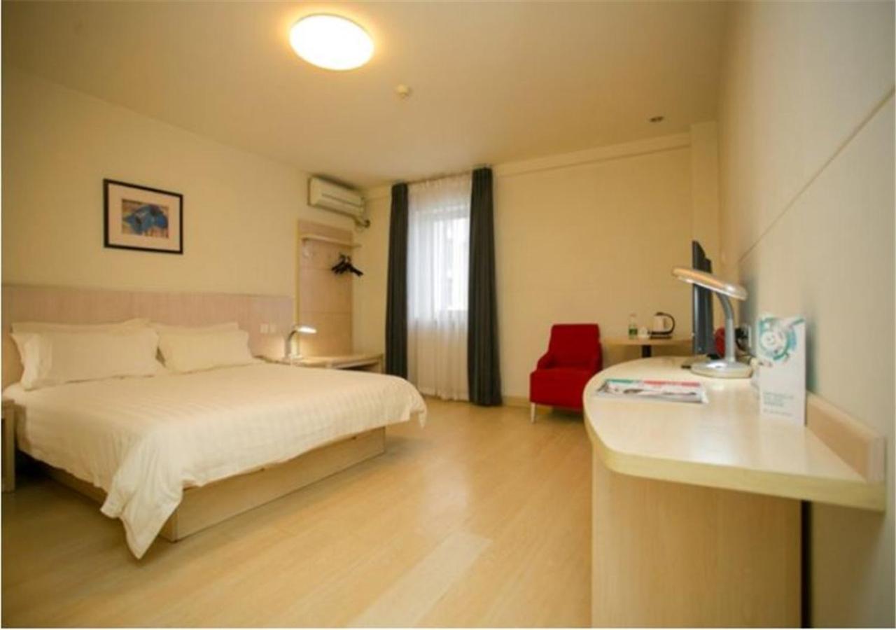 Elegant Twin Room photo 3