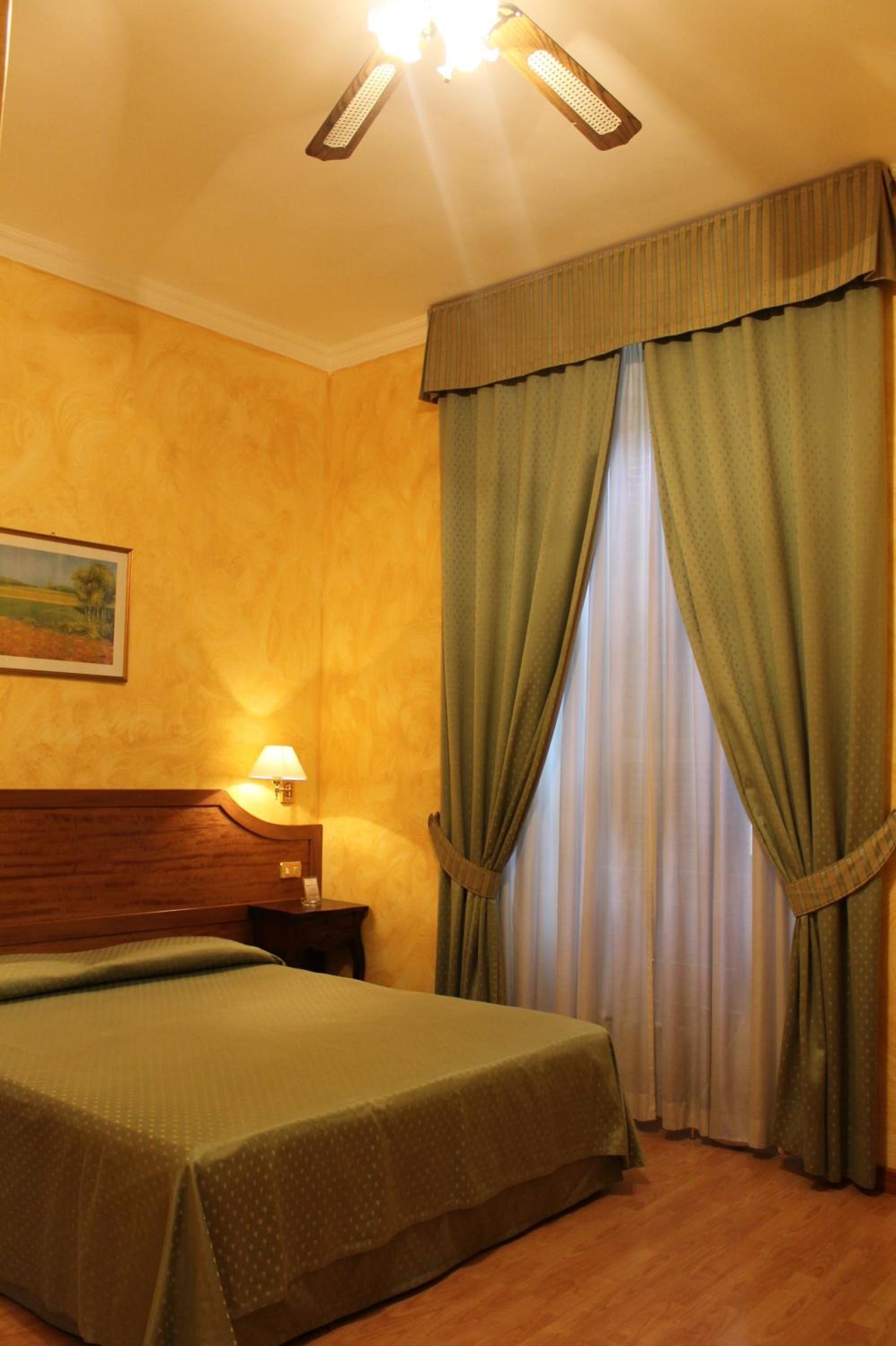 Triple Room thumbnail 5