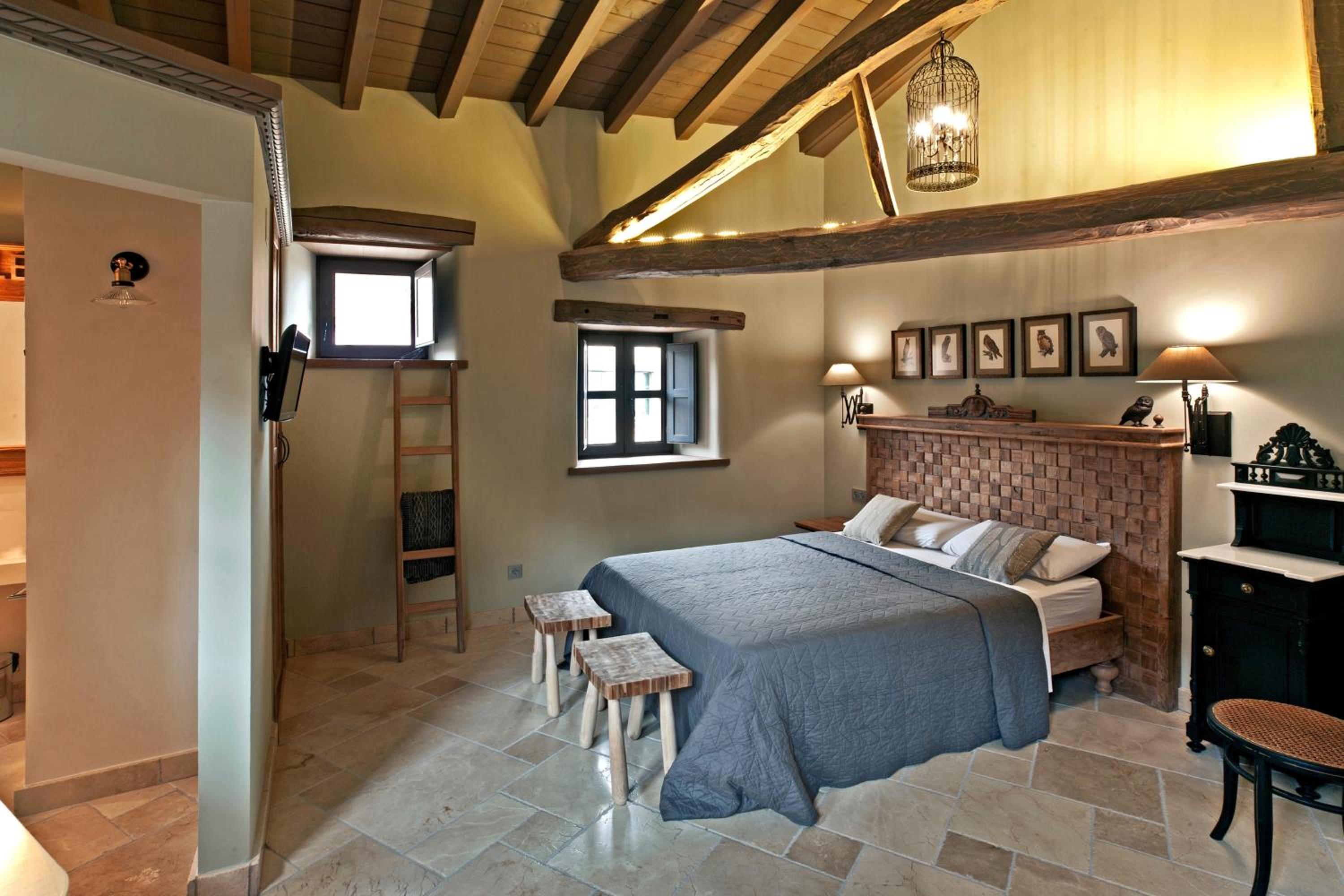 Deluxe Double Room with Bath - Photo 1