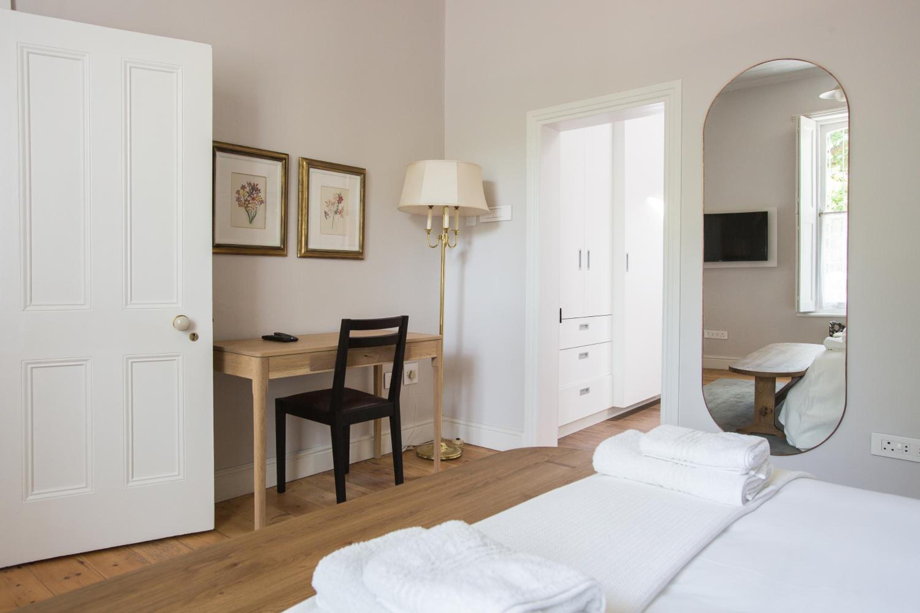 Deluxe Queen Suite - Photo 2