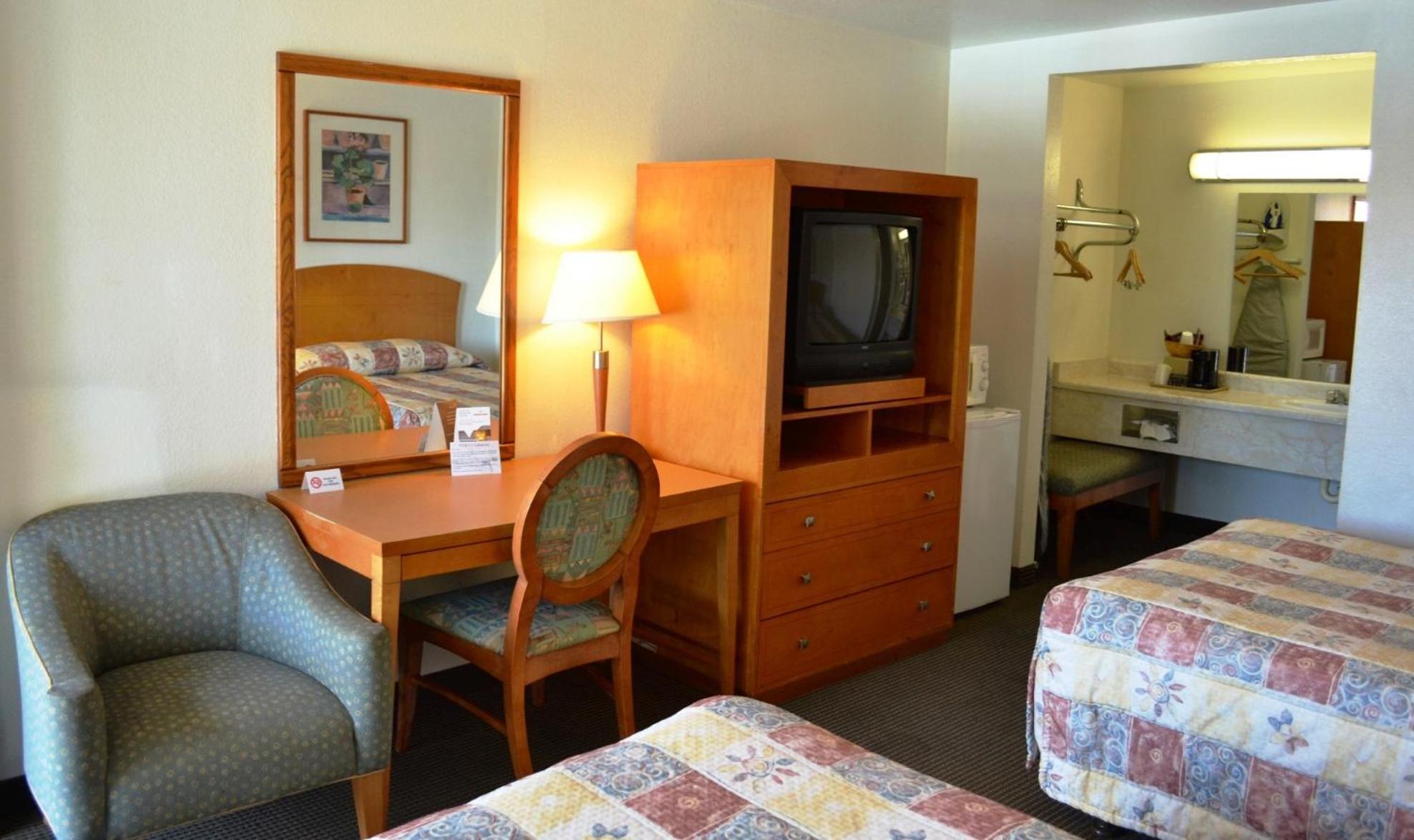 Double Room with Two Double Beds photo 2