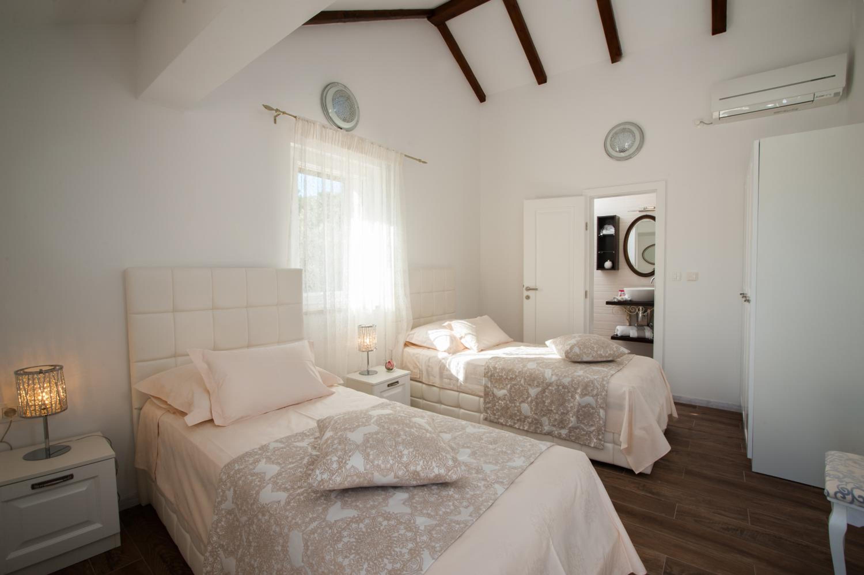 Villa - Beach Front photo 1
