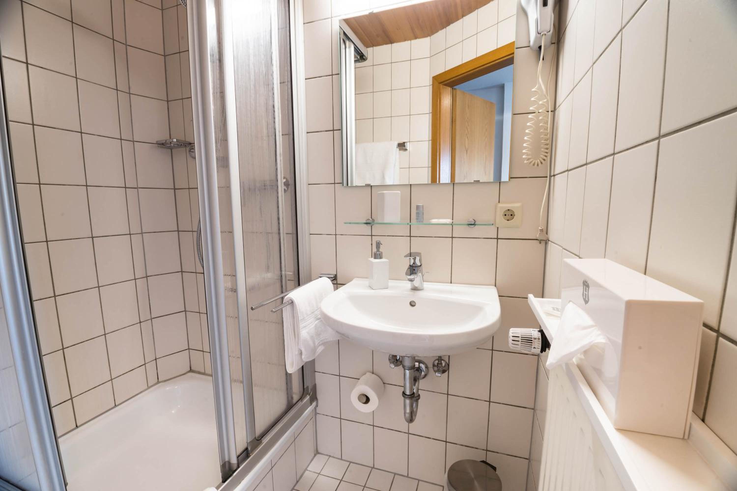 Standard Single Room with Shower photo 3