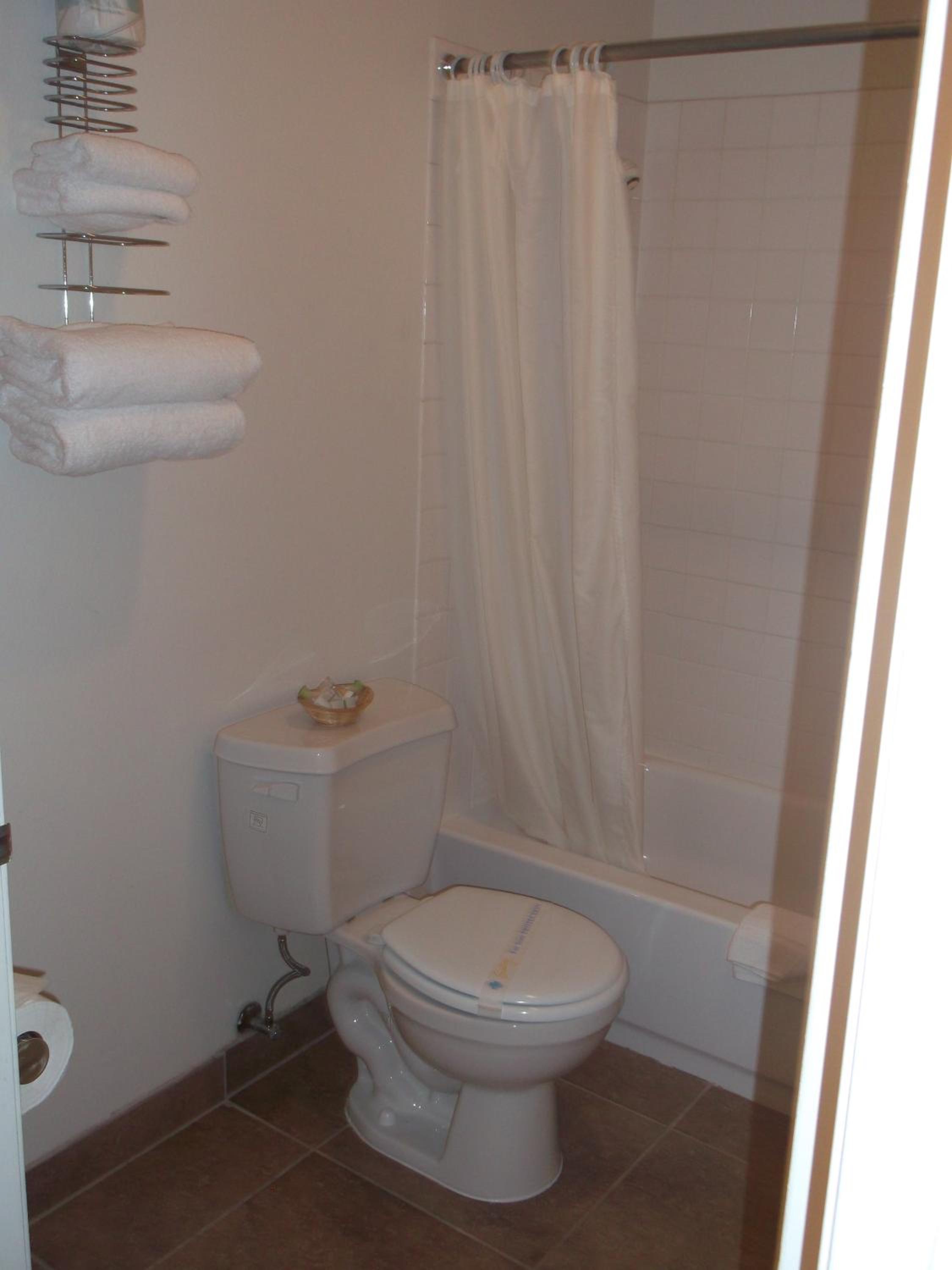 Queen Room - Non-Smoking photo 2