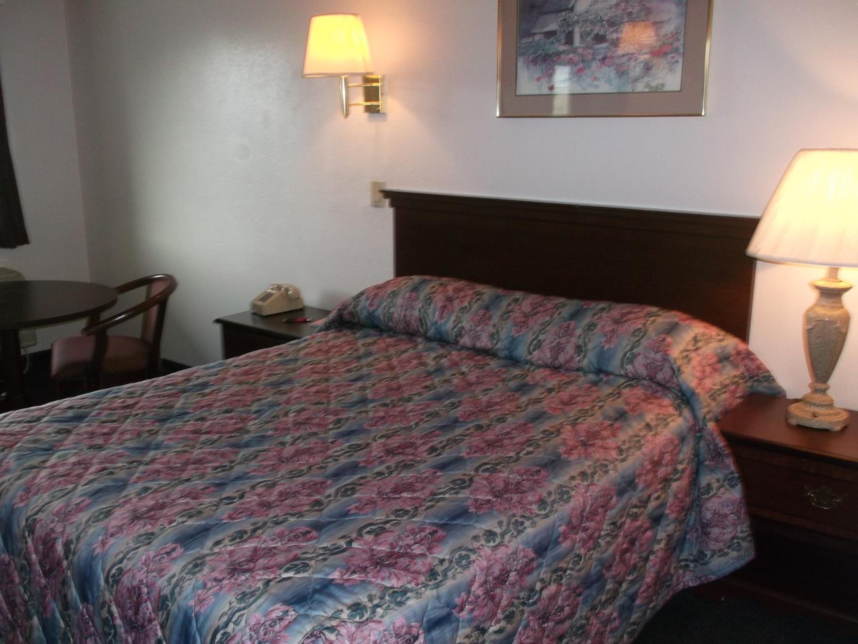Queen Room - Non-Smoking photo 1