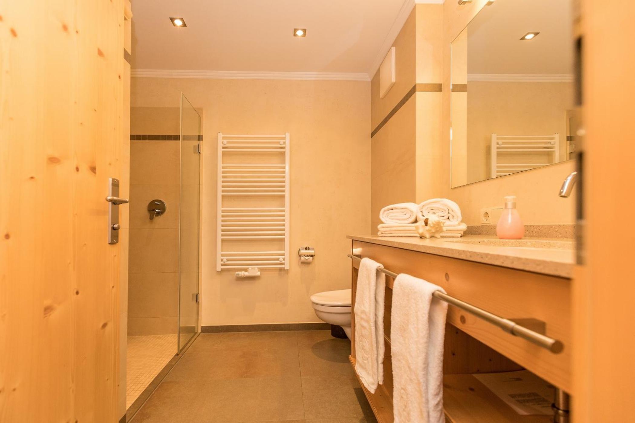 Standard Two-Bedroom Apartment with Mountain View - Photo 2