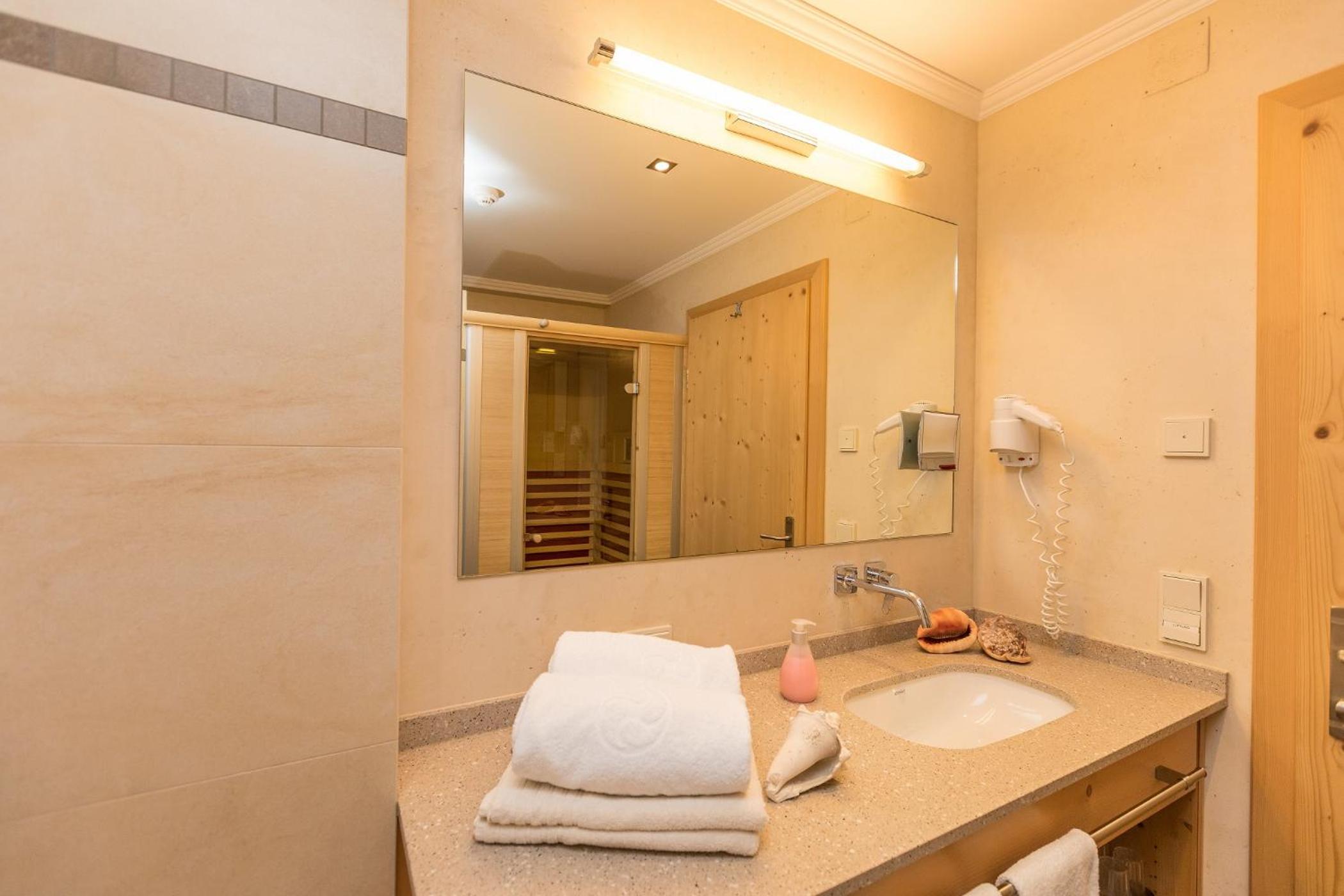 Standard Two-Bedroom Apartment with Mountain View - Photo 4