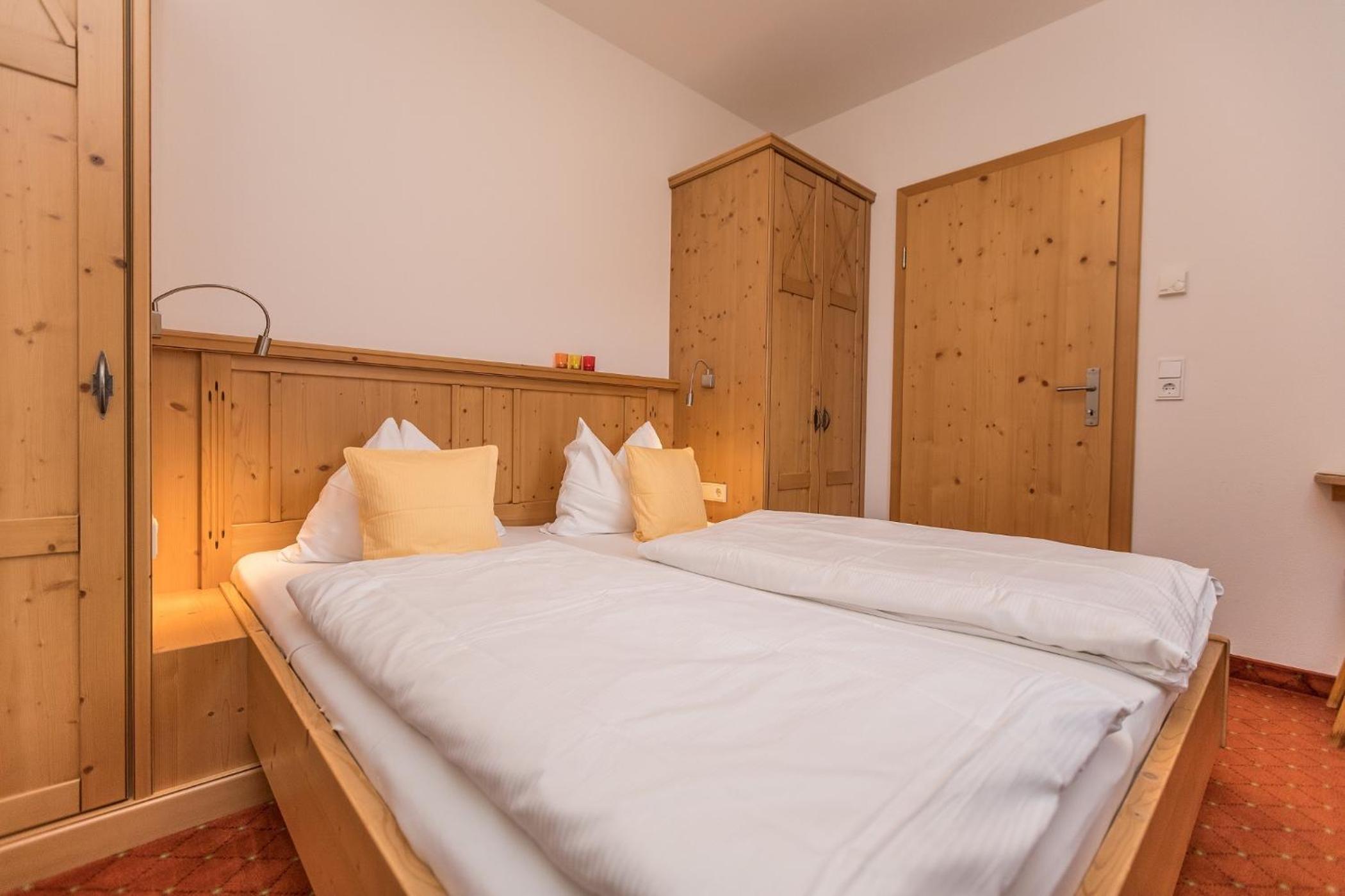 Two-Bedroom Apartment with Mountain View - Photo 8
