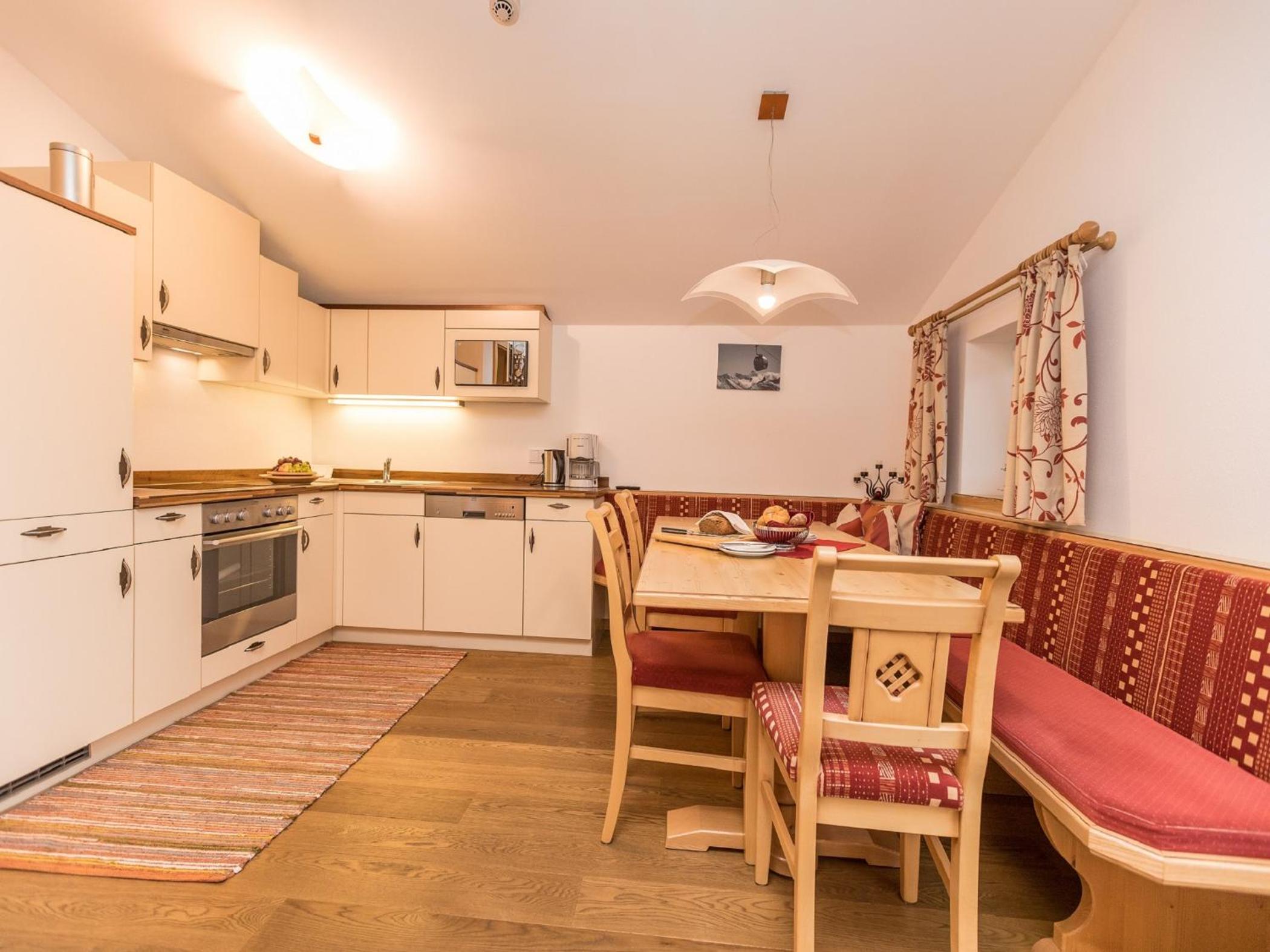 Two-Bedroom Apartment with Mountain View - Photo 4