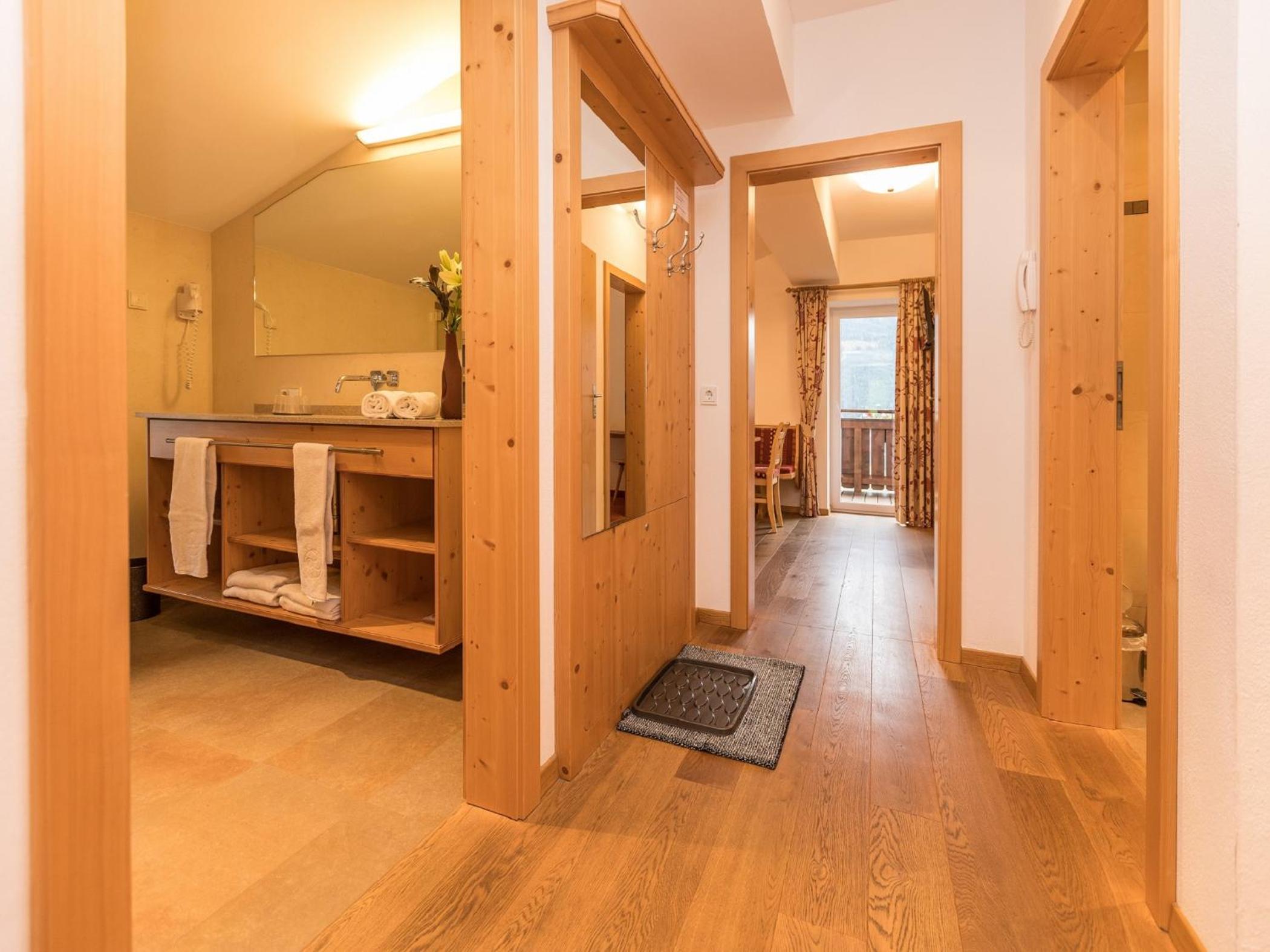 Two-Bedroom Apartment with Mountain View - Photo 6