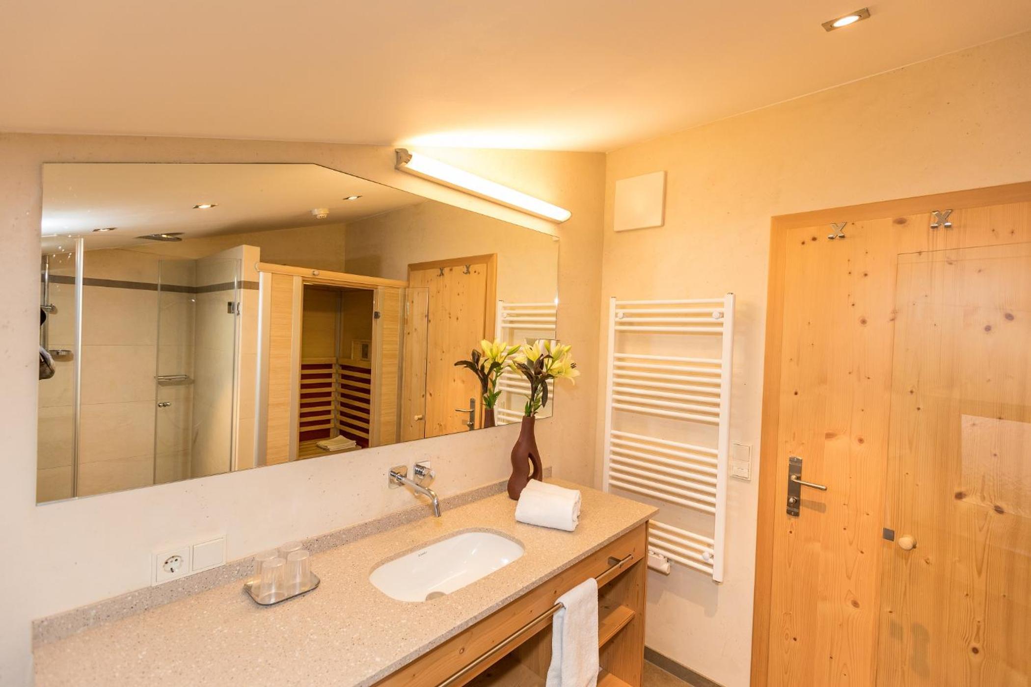 Two-Bedroom Apartment with Mountain View - Photo 7