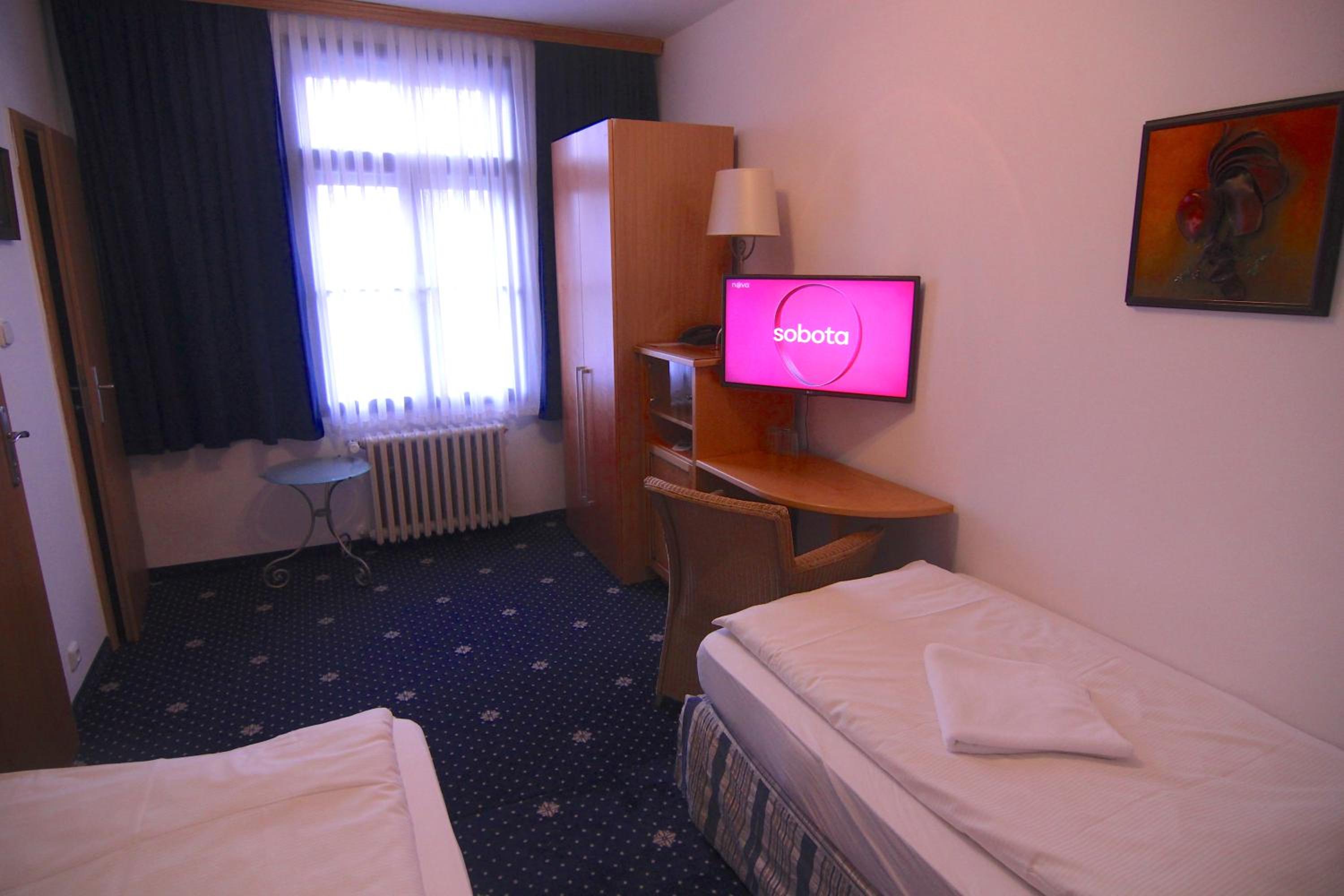 Double or Twin Room - Photo 4
