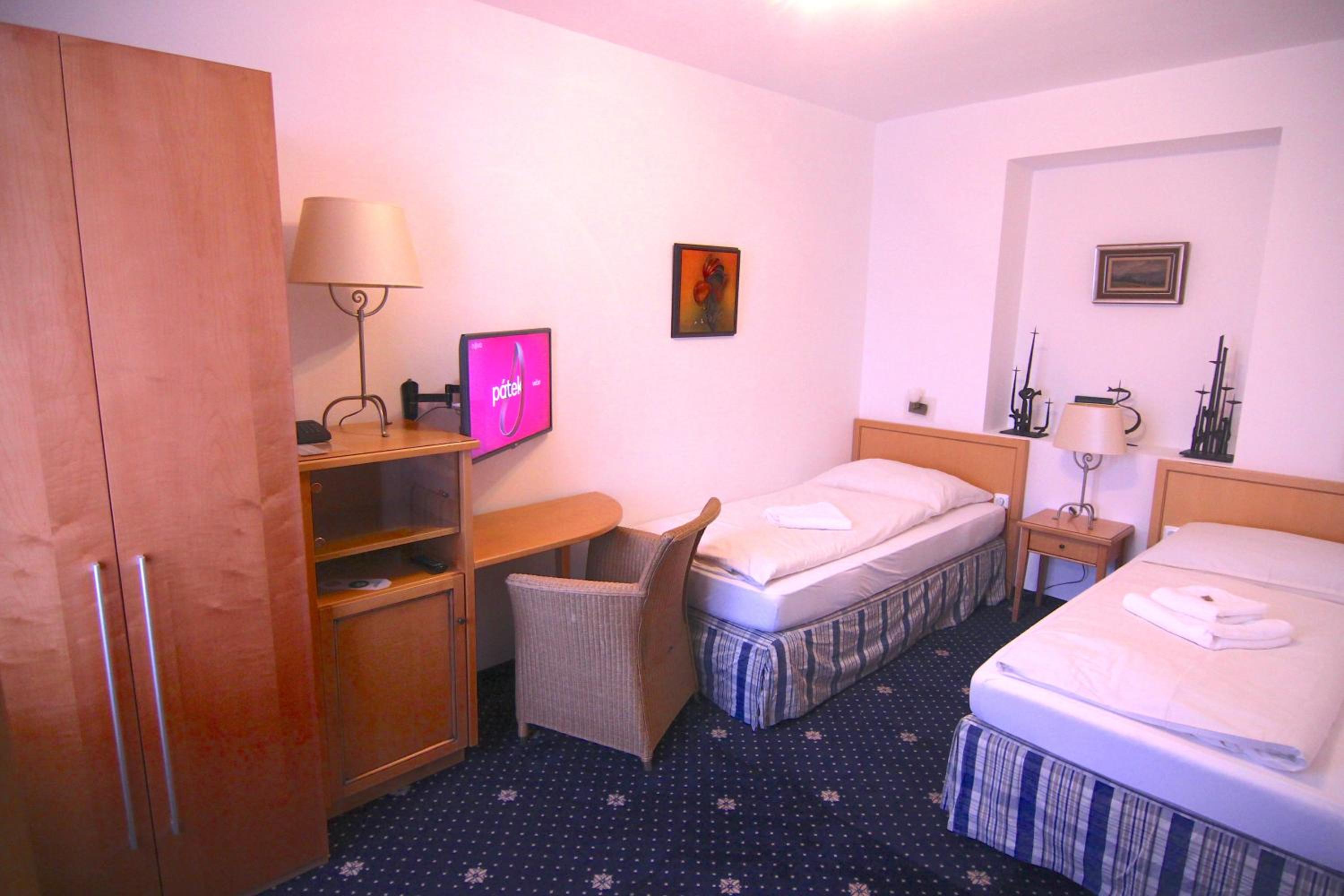 Double or Twin Room - Photo 5