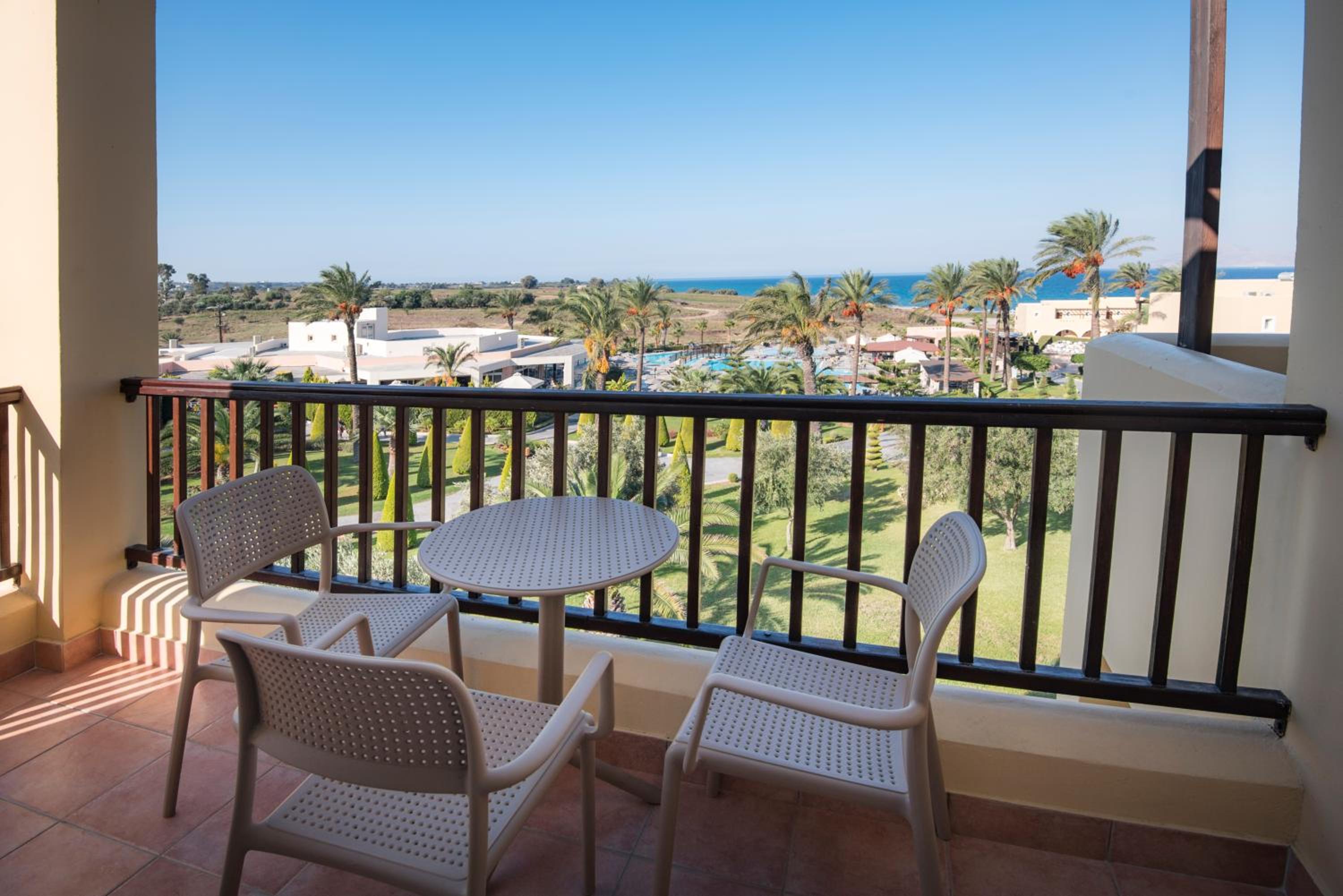 Double or Twin Room with Side Sea View - Photo 5