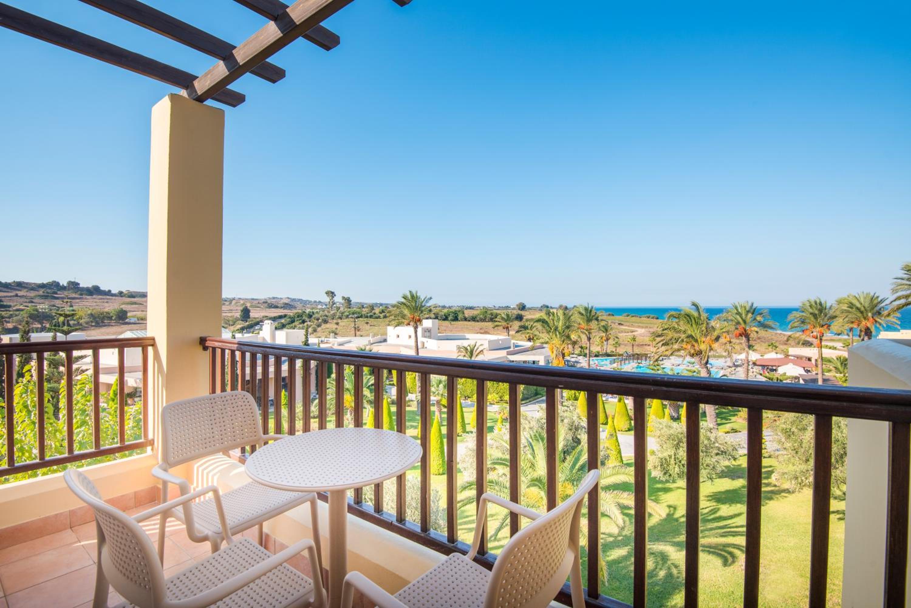 Double or Twin Room with Side Sea View - Photo 4