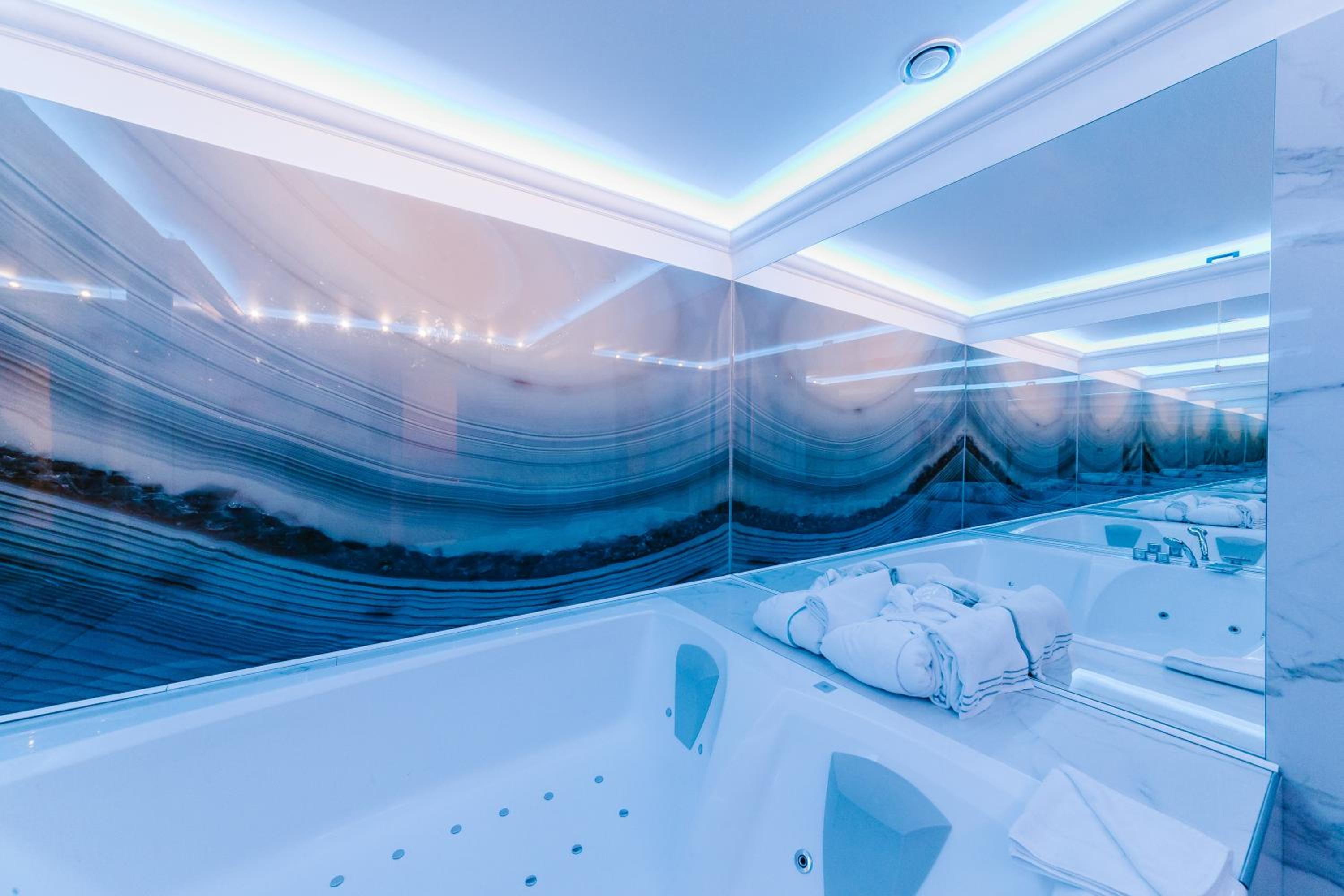 Junior Suite with Spa Bath - Photo 6
