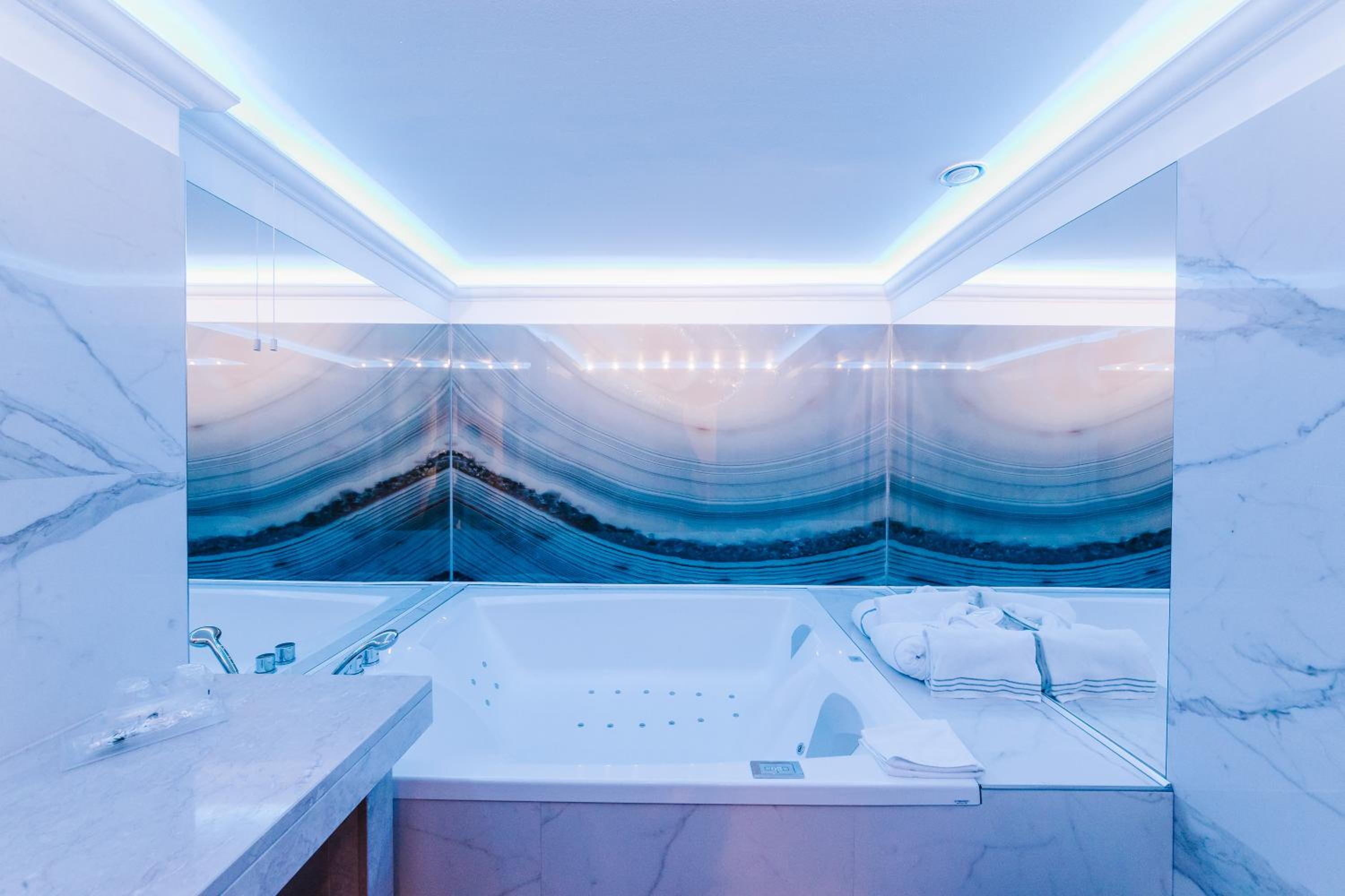 Junior Suite with Spa Bath - Photo 8