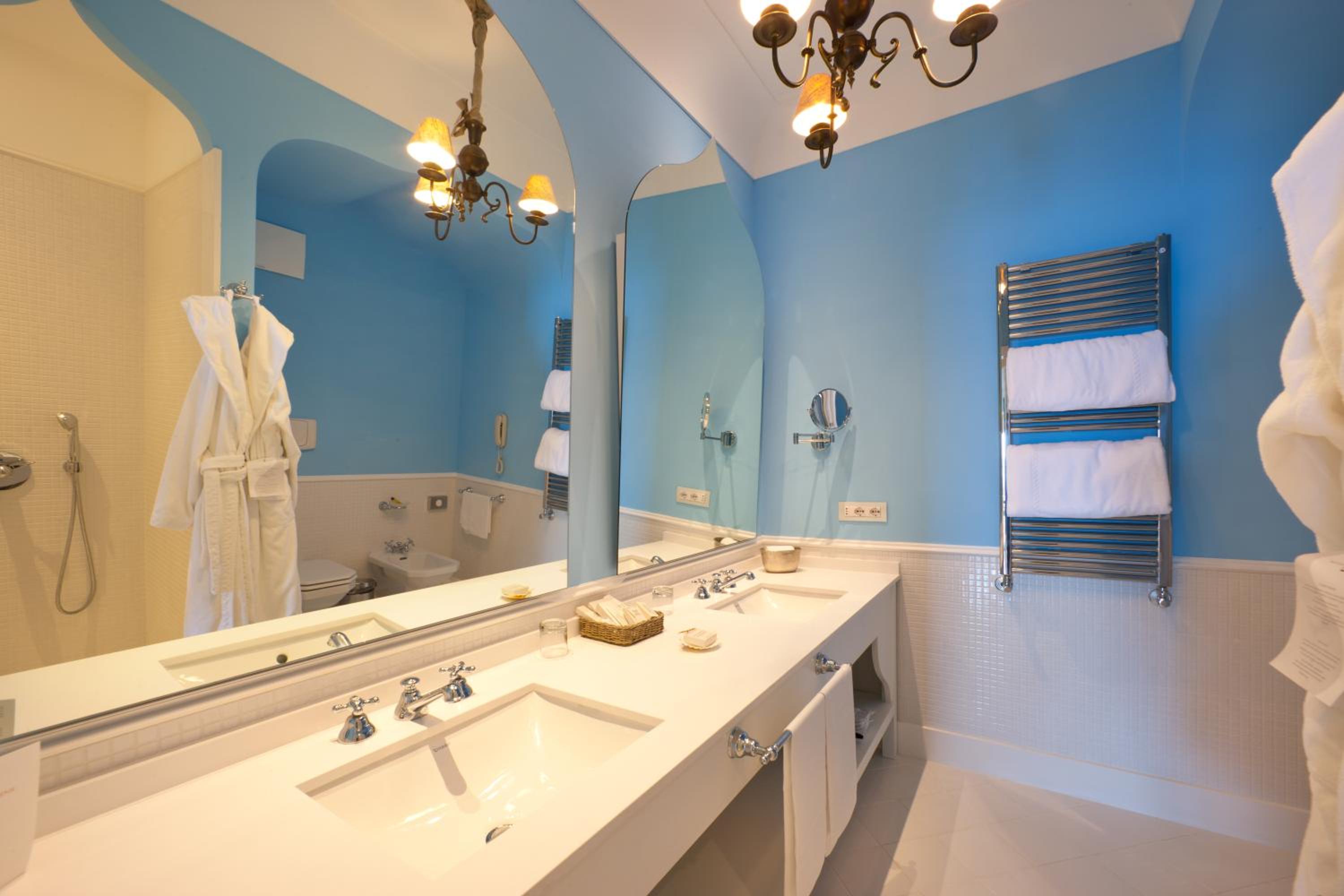 Deluxe Double Room with Sea View and Balcony - Photo 4