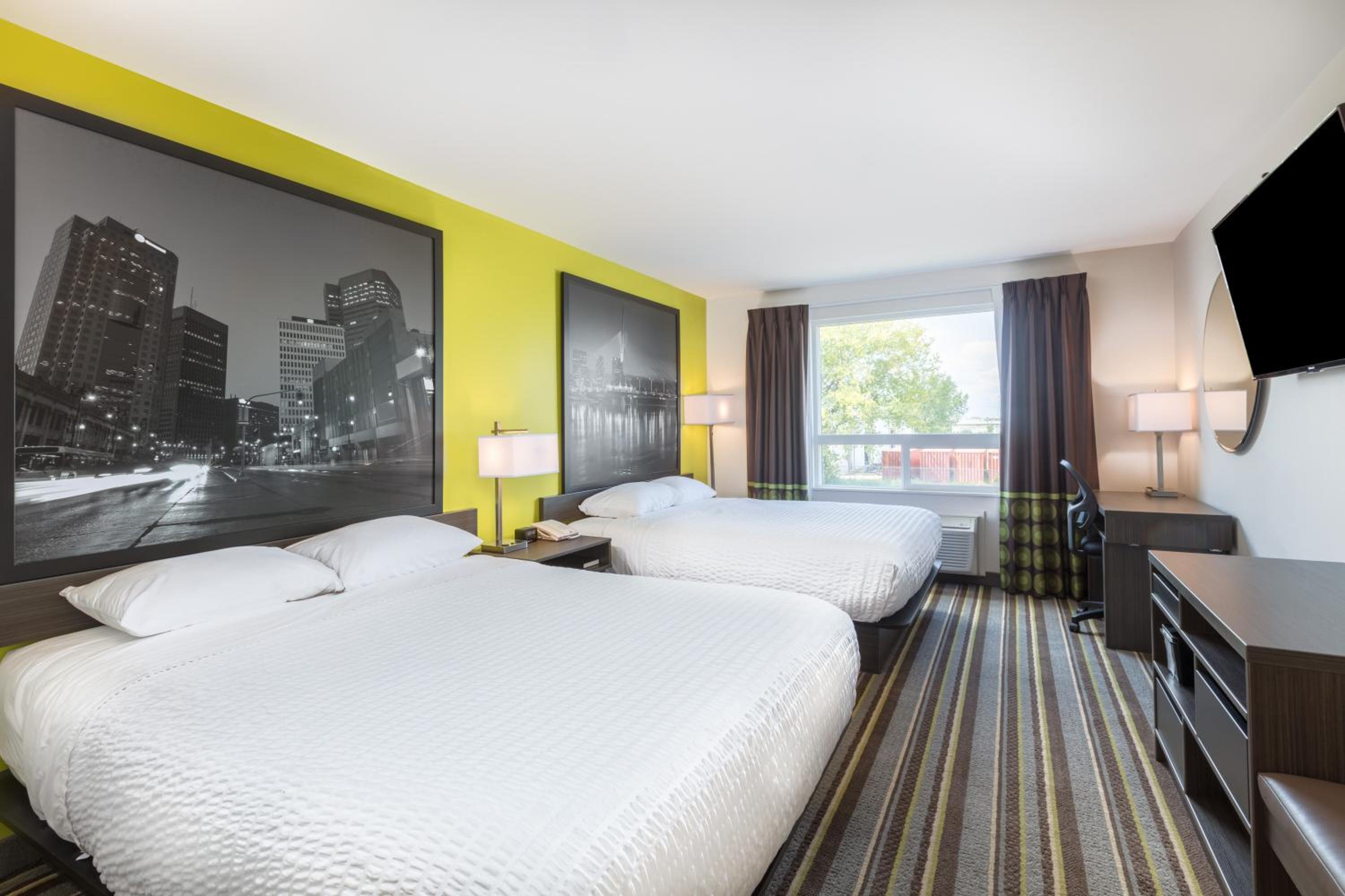 Queen Room with Two Queen Beds - Non-Smoking - Photo 1