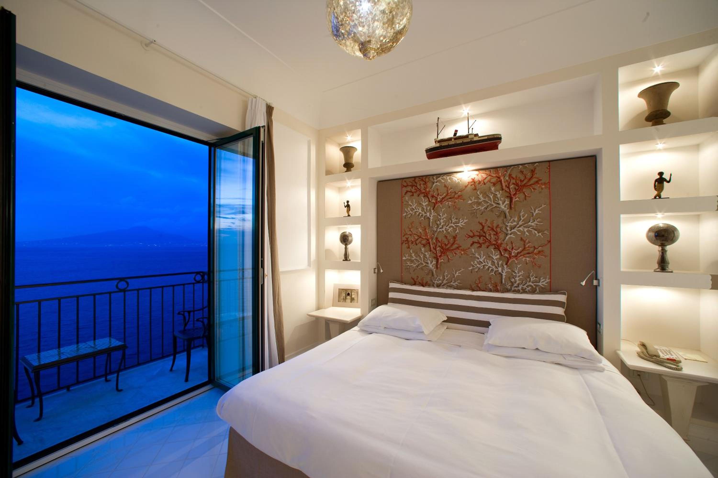 Deluxe Double Room with Sea View and Balcony - Photo 1