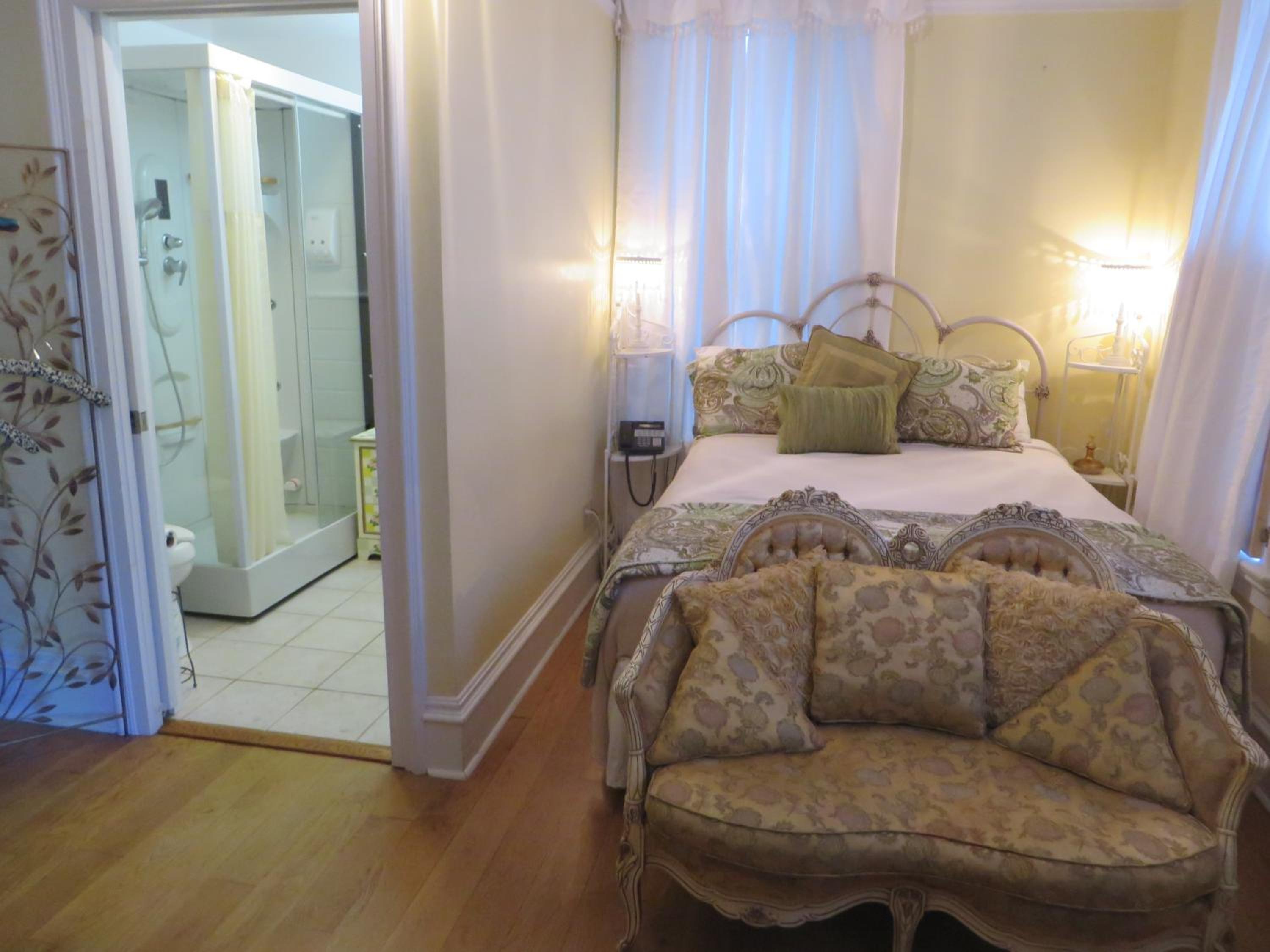 Double Room with Private Bathroom - Photo 8