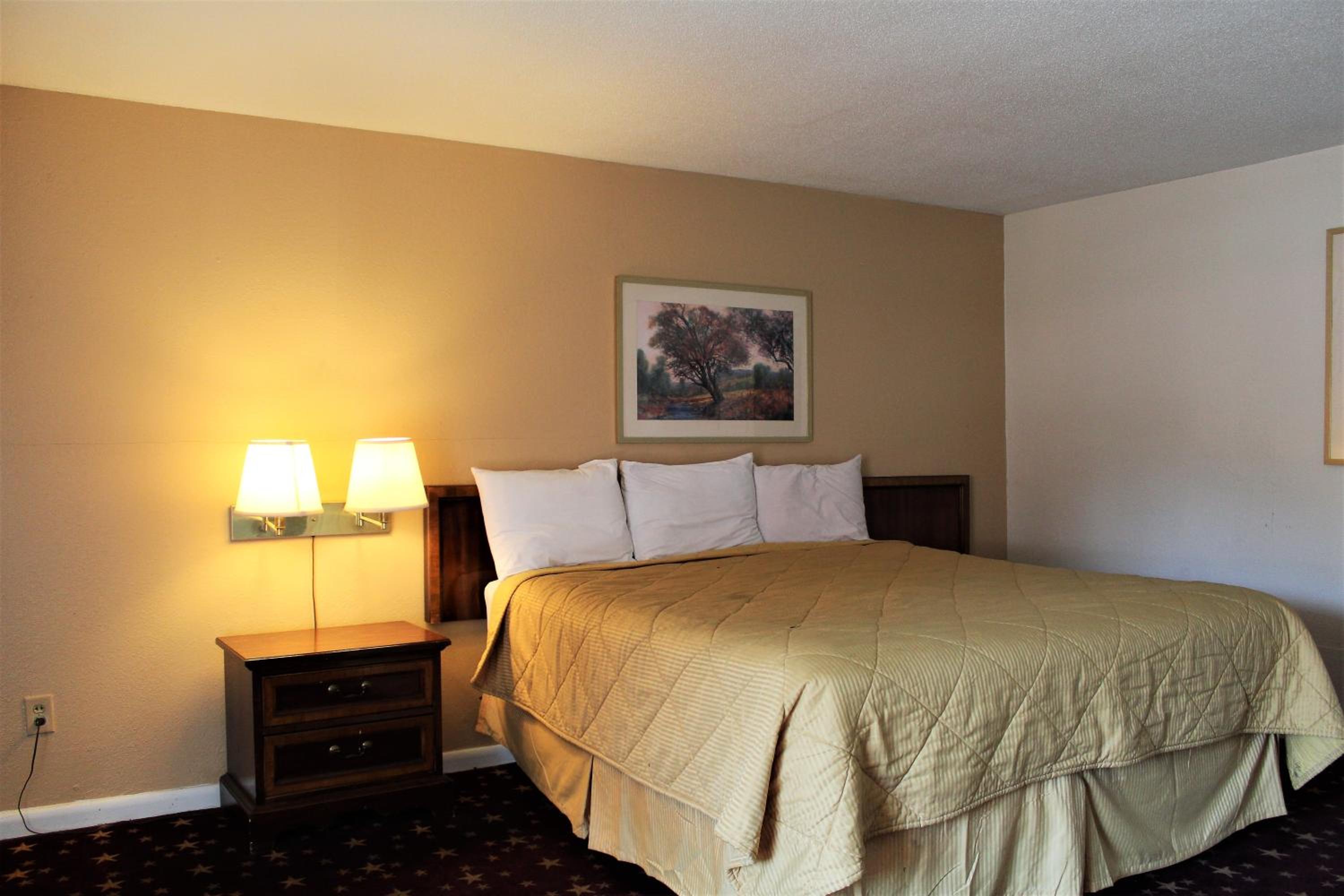 King Room - Non-Smoking - Photo 2